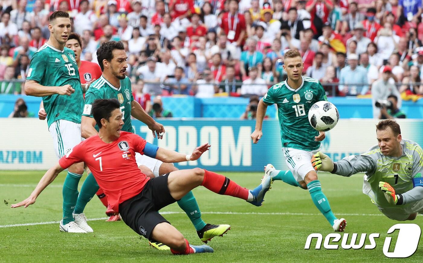 축구대표팀 에이스 손흥민이 27일 오후(현지시간) 러시아 카잔 아레나에서 열린 2018 러시아월드컵 F조 최종전 대한민국과 독일의 경기에서 정우영의 프리킷 슛팅이 상대 골키퍼 노이어를 맞고 흘러나오자 쇄도하며 슛을 시도하고 있다. 2018.6.27/뉴스1 ⓒ News1 오대일 기자