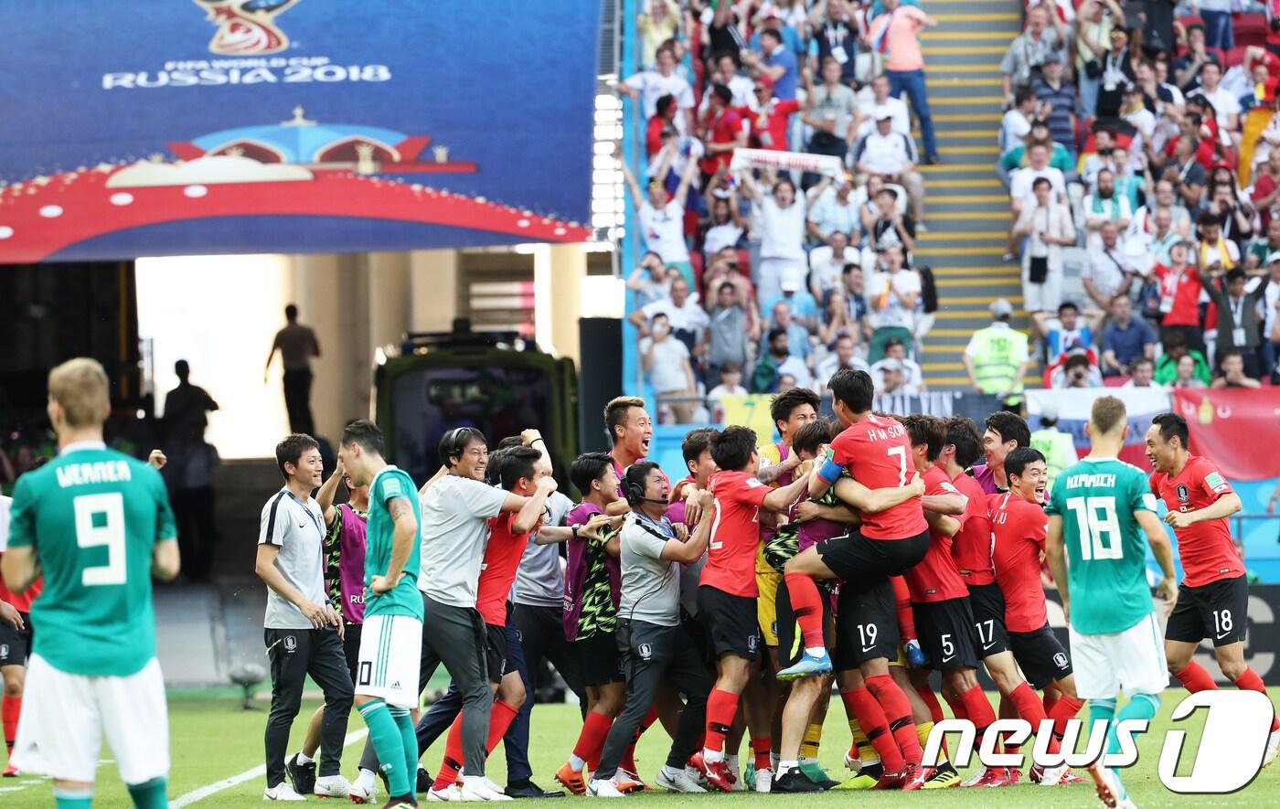 본문 이미지 - 국제축구연맹(FIFA) 랭킹 57위에 불과한 한국은 1위 독일을 2-0으로 꺾으면서 2018 국제축구연맹(FIFA) 러시아 월드컵 최고의 이변을 연출했다. /뉴스1 DB ⓒ News1 오대일 기자
