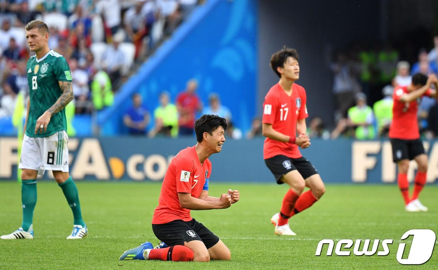 축구대표팀 손흥민이 27일 오후(현지시간) 러시아 카잔 아레나에서 열린 2018 러시아월드컵 F조 최종전 독일과의 경기에서 2-0 승리를 이끈 뒤 감격에 겨워 눈물을 쏟아내고 있다. 2018.6.27/뉴스1 ⓒ News1 오대일 기자