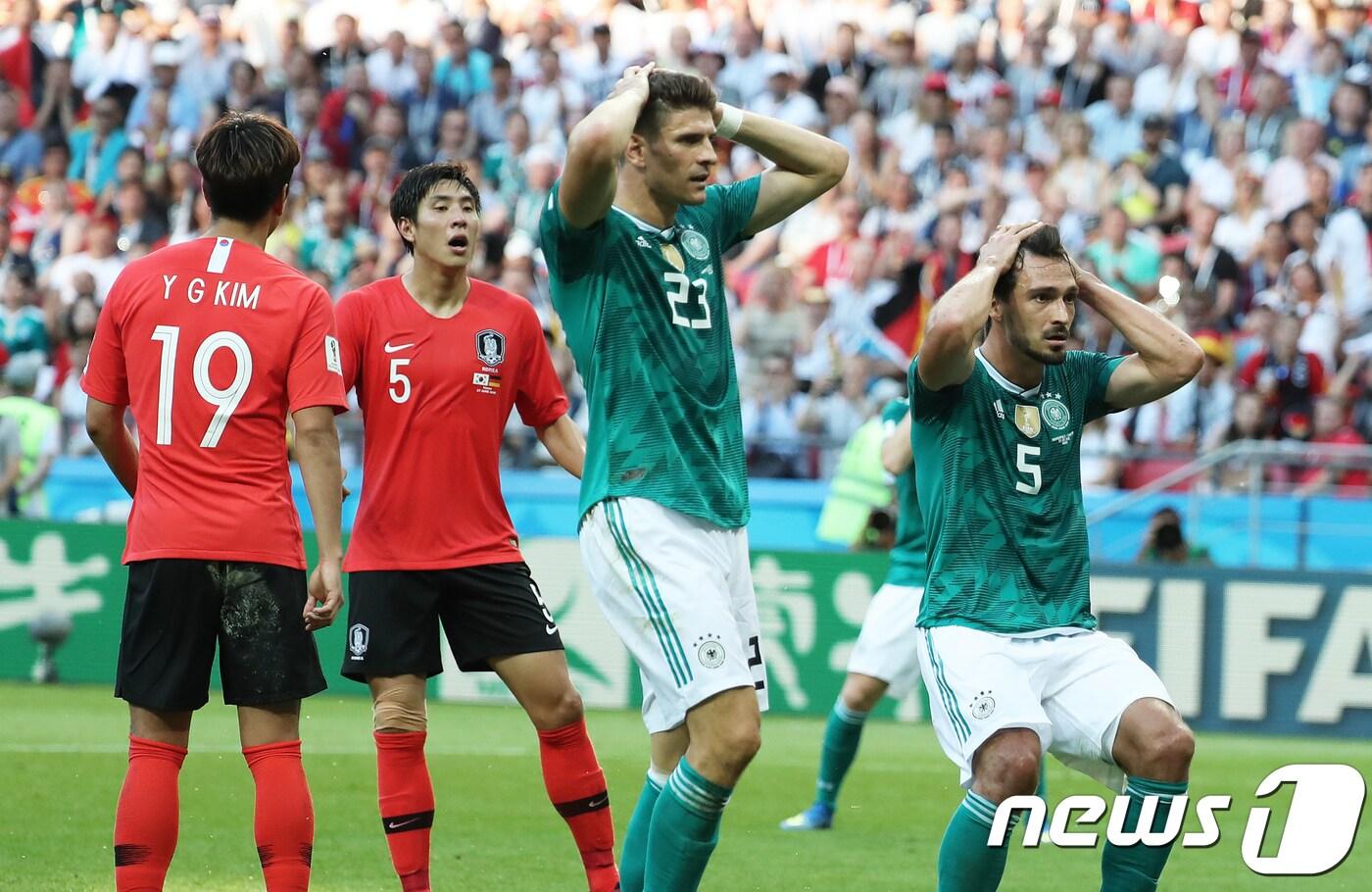 27일 오후(현지시간) 러시아 카잔 아레나에서 열린 2018 러시아월드컵 F조 최종전 대한민국과 독일의 경기에서 독일 고메즈(왼쪽)와 홈멜스가 득점 찬스를 놓친 뒤 머리를 감싸고 있다. 2018.6.27/뉴스1 ⓒ News1 오대일 기자