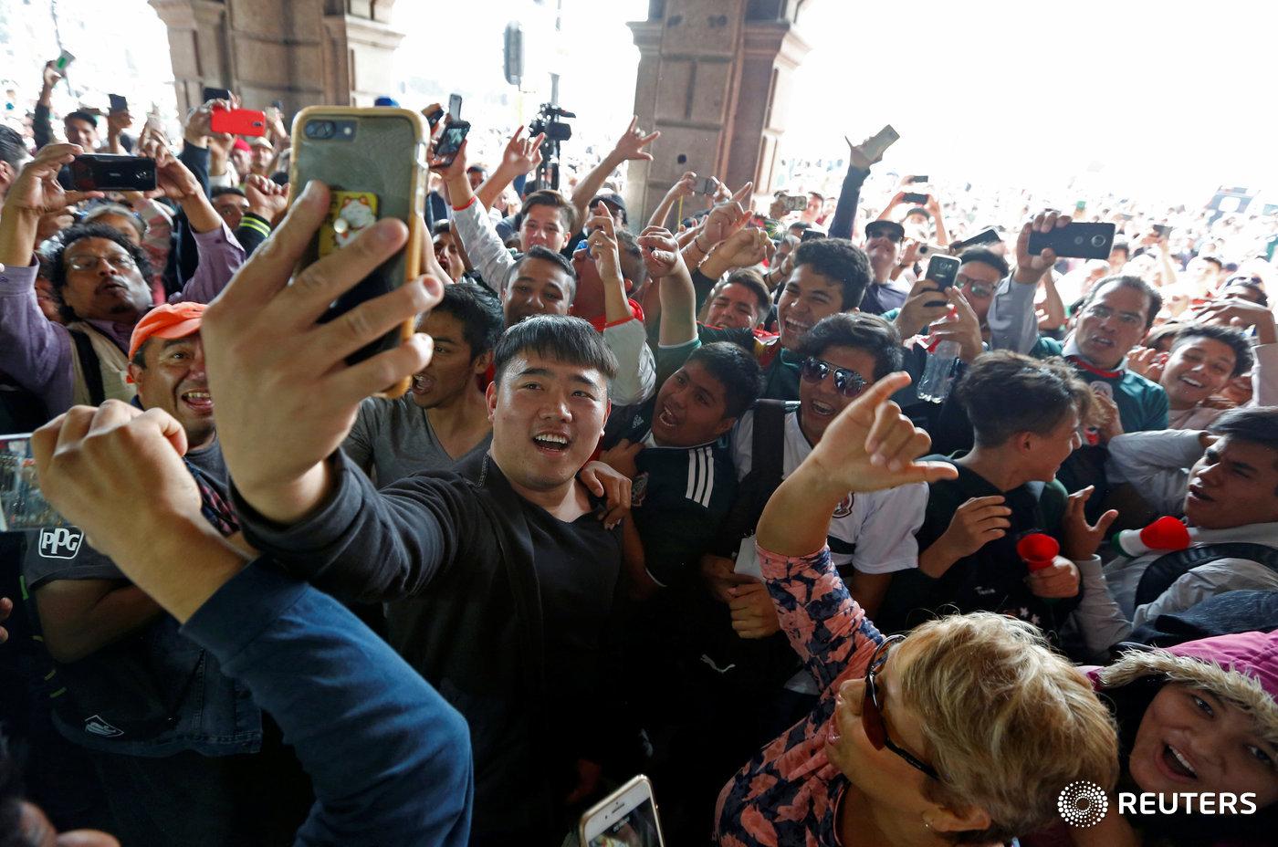 한국인과 함께 월드컵 16강행을 축하하는 멕시코 측구팬들. ⓒ 로이터=뉴스1