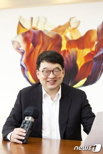 본문 이미지 - 정시퇴근 안내방송 녹음중인 이우현 OCI사장 ⓒ News1