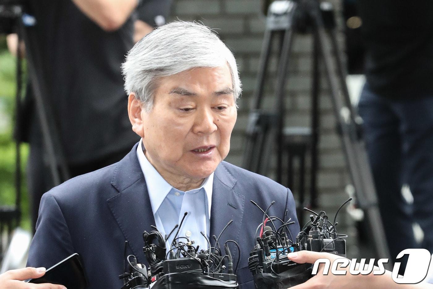 본문 이미지 - 수백억대 세금 탈루와 비자금 조성 의혹을 받고 있는 조양호 한진그룹 회장이 검찰의 소환조사를 받기 위해 28일 서울 양천구 서울남부지방검찰청으로 출석하던 중 취재진들의 질문에 답하고 있다. 2018.6.28/뉴스1 ⓒ News1 성동훈 기자