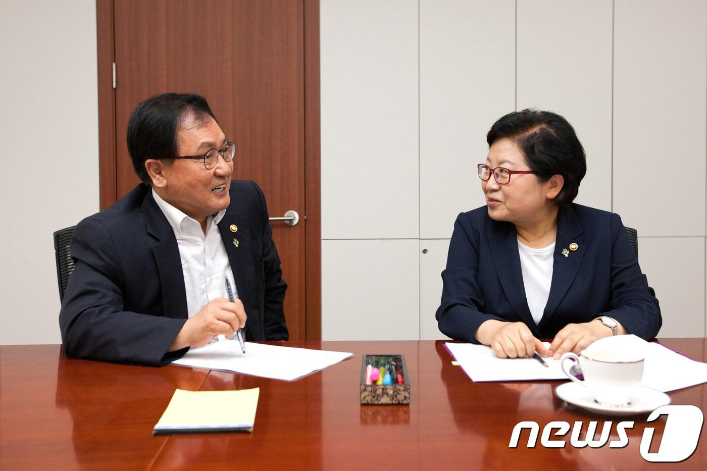 본문 이미지 - 유영민 과학기술정보통신부 장관과 정현백 여성가족부 장관이 28일 오전 서울 종로구 정부서울청사 여성가족부 회의실에서 만나 디지털 성범죄 근절 협력방안을 논의하고 있다.(과기정통부 제공)ⓒ News1