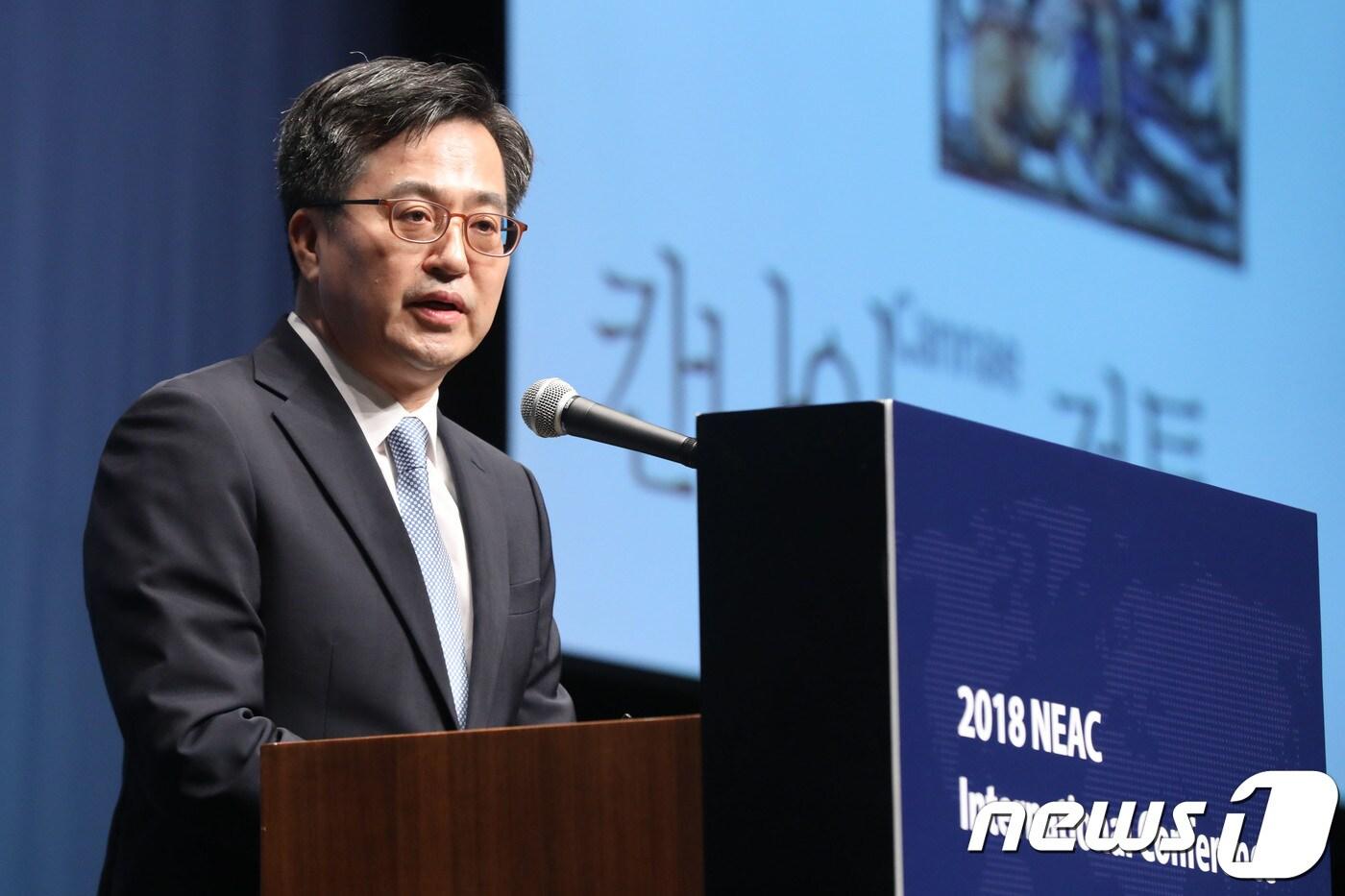 김동연 경제부총리가 28일 오전 서울 중구 신라호텔에서 '경제 패러다임 대전환 : 사람중심경제'란 주제로 열린 2018 국민경제 국제컨퍼런스에서 축사를 하고 있다.2018.6.28/뉴스1