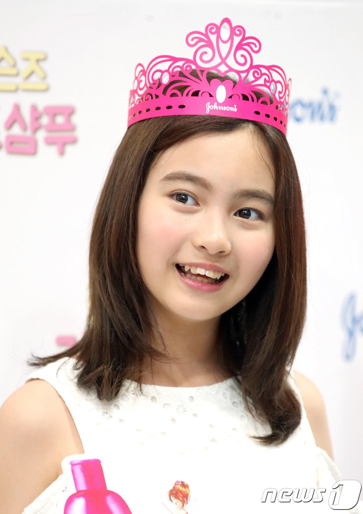 본문 이미지 - 아역 배우 갈소원이 28일 오전 서울 롯데백화점 청량리점에서 열린 영유아 스킨케어 브랜드 ‘존슨즈 키즈샴푸’ 사진 행사에 참석해 포즈를 취하고 있다. 2018.6.28./뉴스1 ⓒ News1 권현진 기자