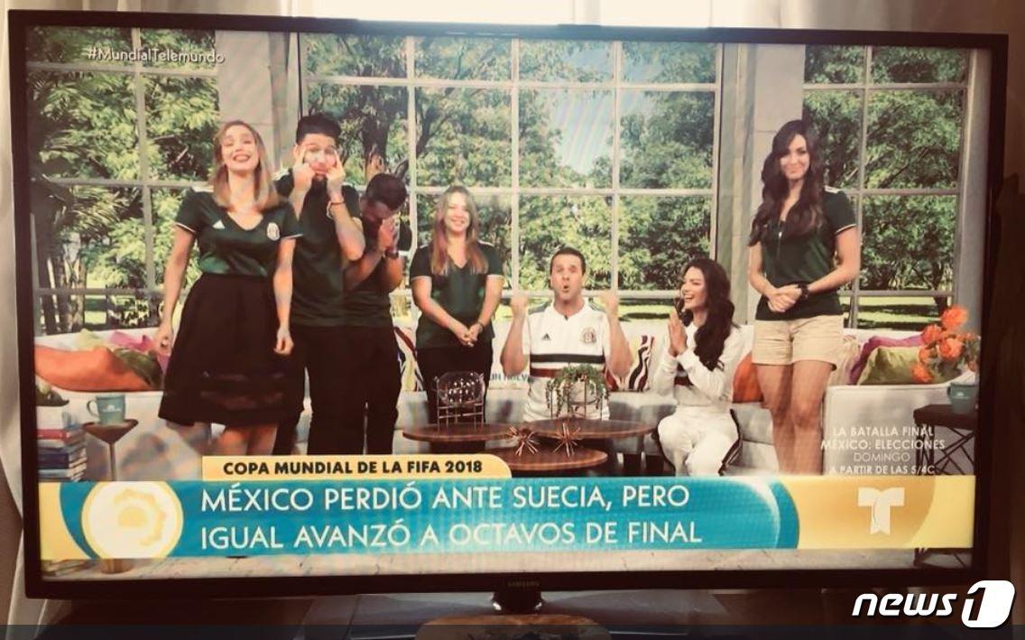 본문 이미지 - 멕시코 TV 텔레문도의 프로그램에 출연한 전속 요리사 제임스 타한(왼쪽 두 번째)이 두 눈을 양쪽으로 찢는 아시아인에 대한 인종차별 제스처를 취하고 있다. 이를 비판한 트위터 게시물.ⓒ News1