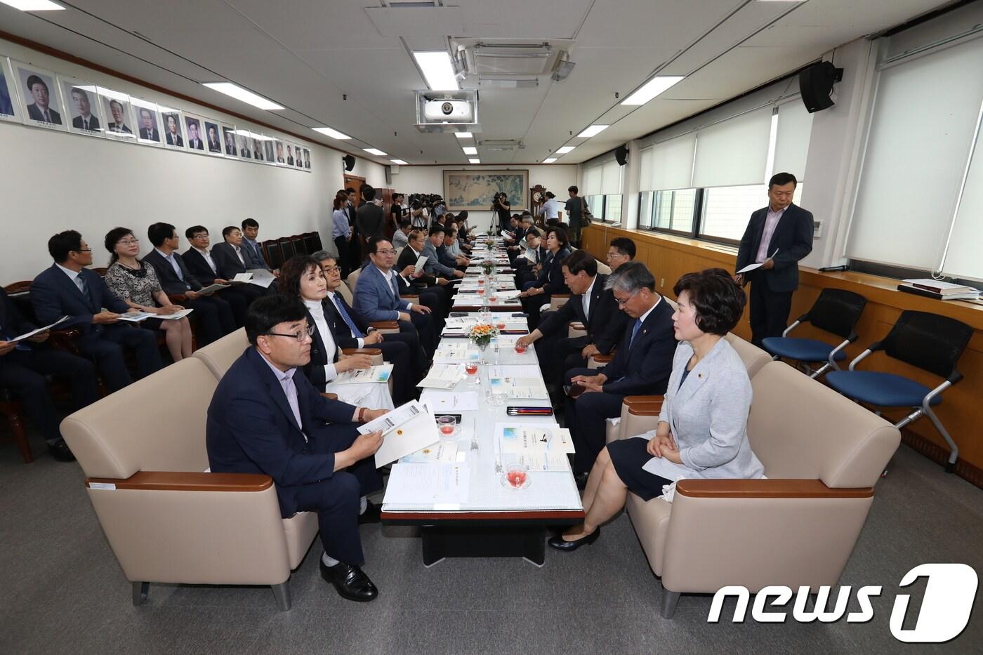 본문 이미지 - 11대 충북도의회 의원 당선인들이 28일 의원 휴게실에서 상견례를 하고 있다.(도의회 제공) 2018.6.28/뉴스1ⓒ News1