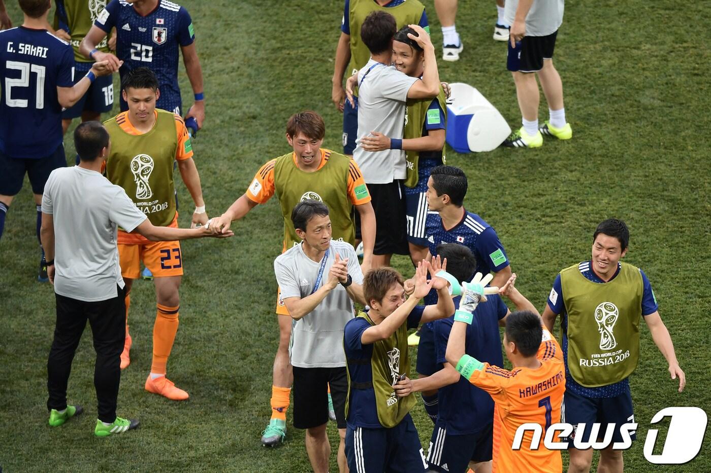 일본 선수들이 28일(한국시간) 러시아 볼고그라드의 볼고그라드 아레나에서 열린 폴란드와의 국제축구연맹(FIFA) 러시아 월드컵 H조 조별 리그 최종 3차전이 끝나고 16강 진출이 확정되자 기뻐하고 있다. ⓒ AFP=News1