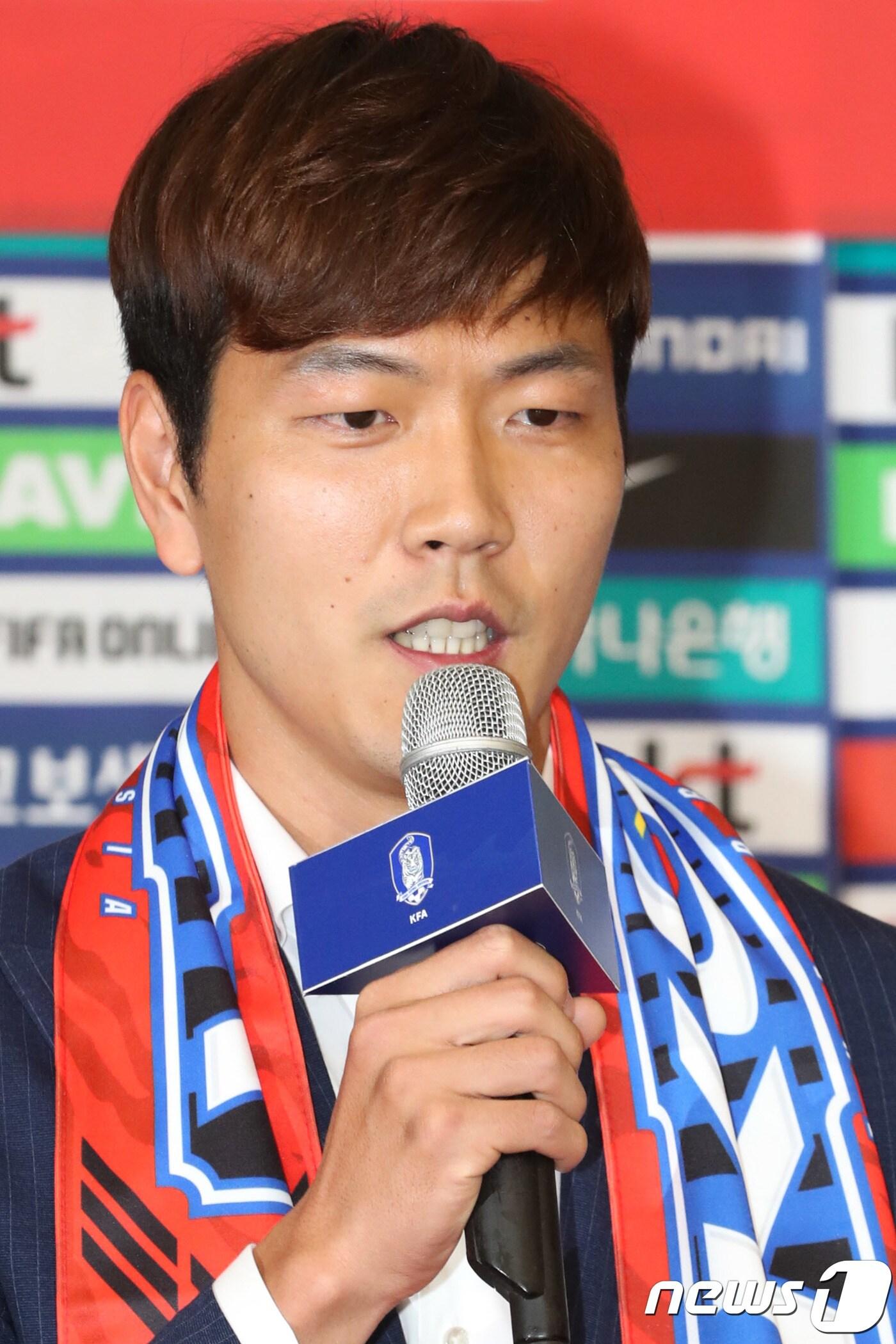 본문 이미지 - 2018러시아월드컵에서 세계랭킹 1위 독일을 완파하고 유종의 미를 거둔 대한민국 축구대표팀이 29일 인천국제공항 제2여객터미널을 통해 귀국했다. 김영권 선수가 취재진들의 질문에 답하고 있다. 2018.6.29/뉴스1 ⓒ News1 성동훈 기자