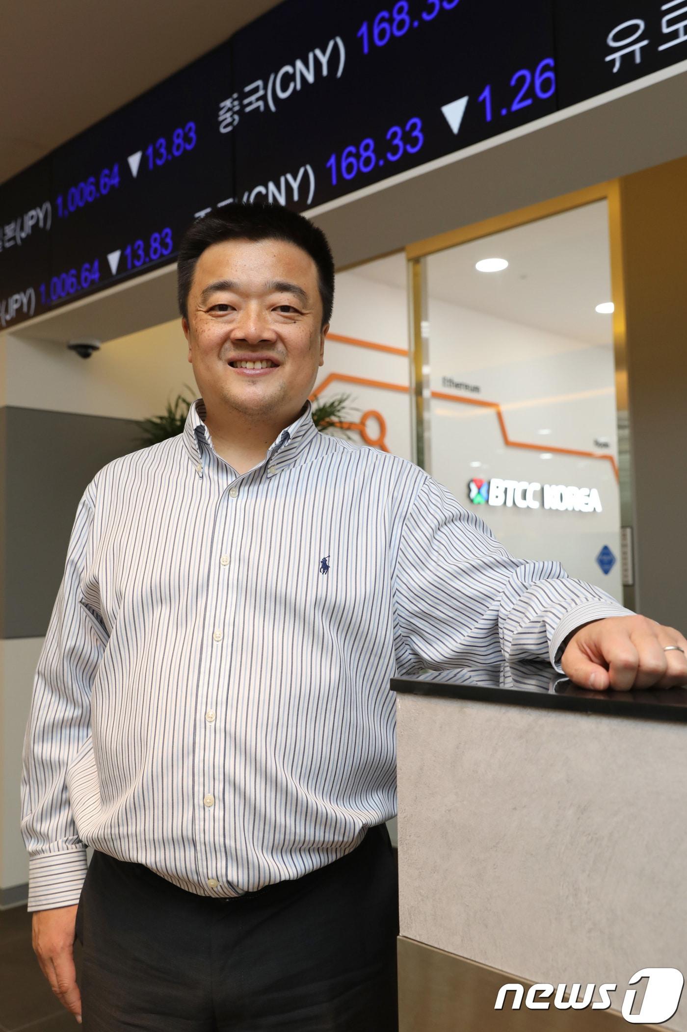 본문 이미지 - 중국 암호화폐 거래사이트 BTCC 창업자인 바비리 BTCC 사장이 29일 서울 강남구 도산대로에 위치한 BTCC KOREA에서 뉴스1과 인터뷰에 앞서 포즈를 취하고 있다. 2018.6.29/뉴스1 ⓒ News1 임세영 기자