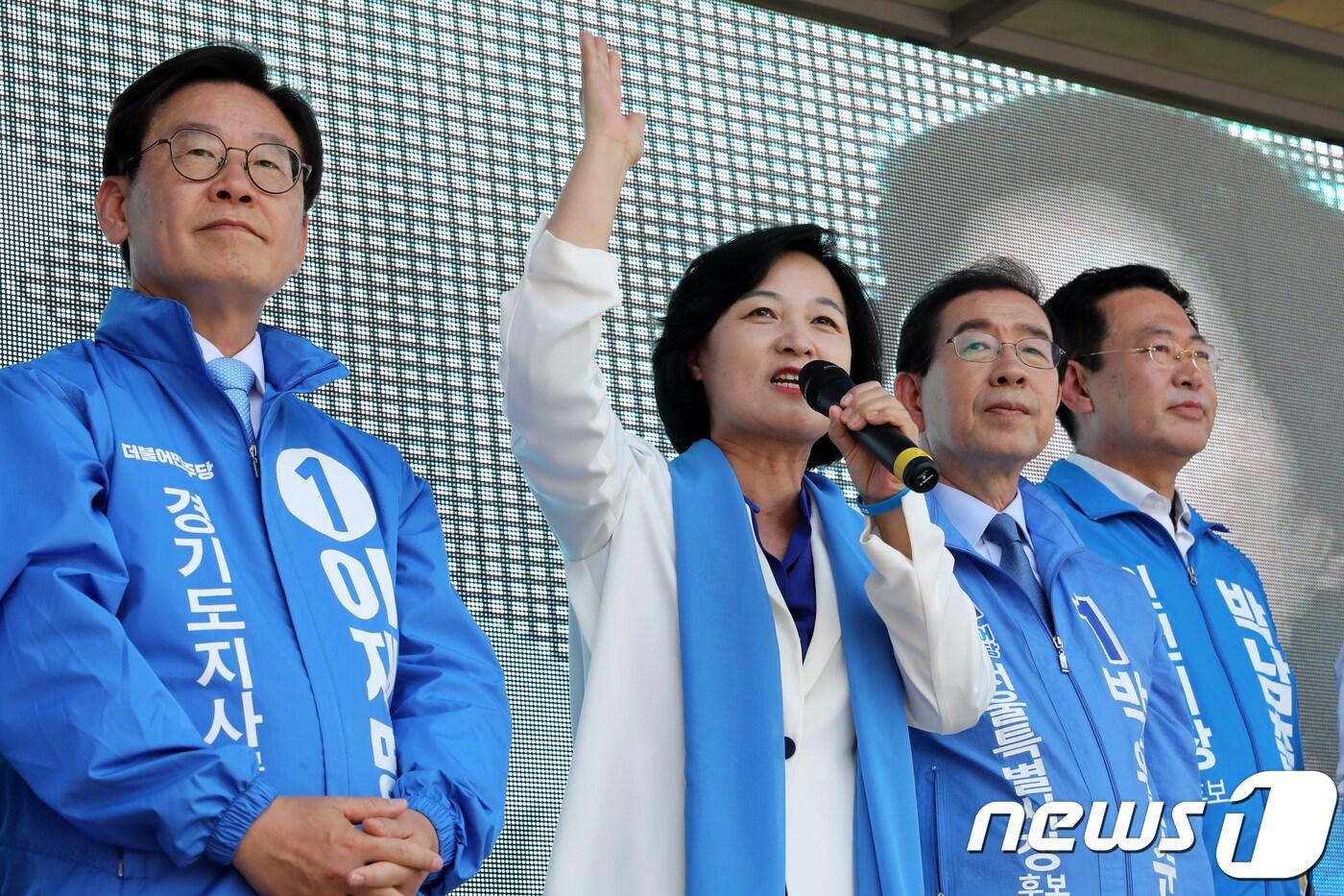 본문 이미지 - 추미애 더불어민주당 대표(상임선거대책위원장)가 수도권 광역단체장 합동유세에서 지지를 호소하고 있다. ⓒ News1 안은나 기자
