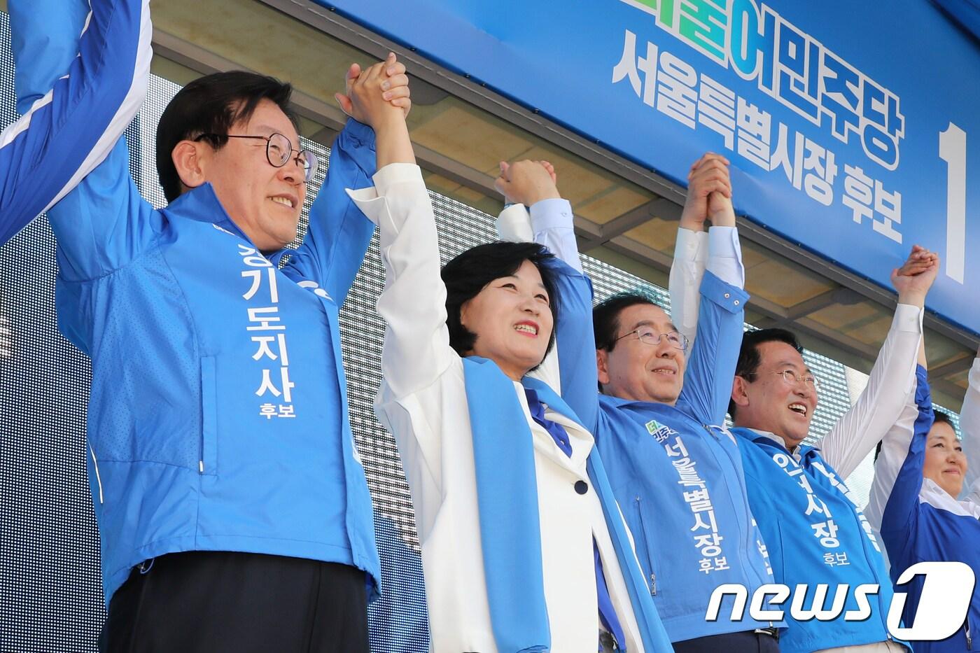 본문 이미지 - 추미애 더불어민주당 대표(상임선거대책위원장)와 수도권 광역단체장 후보들이 3일 오후 서울 신도림역에서 열린 합동유세에서 지지를 호소하고 있다. 왼쪽부터 이재명 경기지사 후보, 추 대표, 박원순 서울시장 후보, 박남춘 인천시장 후보. 2018.6.3/뉴스1 ⓒ News1 안은나 기자