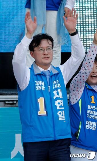 본문 이미지 - 채현일 더불어민주당 영등포구청장 후보가 3일 오후 서울 신도림역에서 열린 수도권 광역단체장 후보 합동유세에서 지지를 호소하고 있다. 2018.6.3/뉴스1 ⓒ News1 안은나 기자