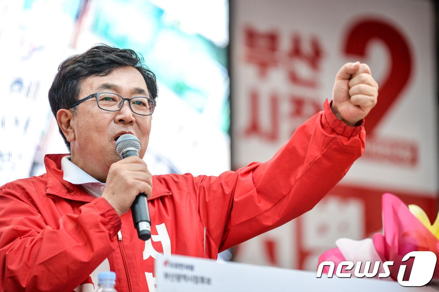 3일 저녁 부산 서면 쥬디스태화 앞에서 열린 '오! 필승 서병수' 유세에서 서병수 한국당 부산시장 후보가 부산시민 앞에서 연설을 하고 있다.(서병수 캠프 제공) 2018.6.3/뉴스1 ⓒ News1