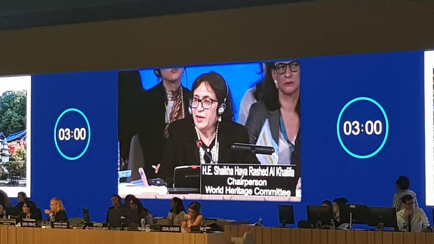 본문 이미지 - 세계유산 등재를 선언하는 세이카 하야 라데스 알 칼리파 의장.(문화재청 제공)