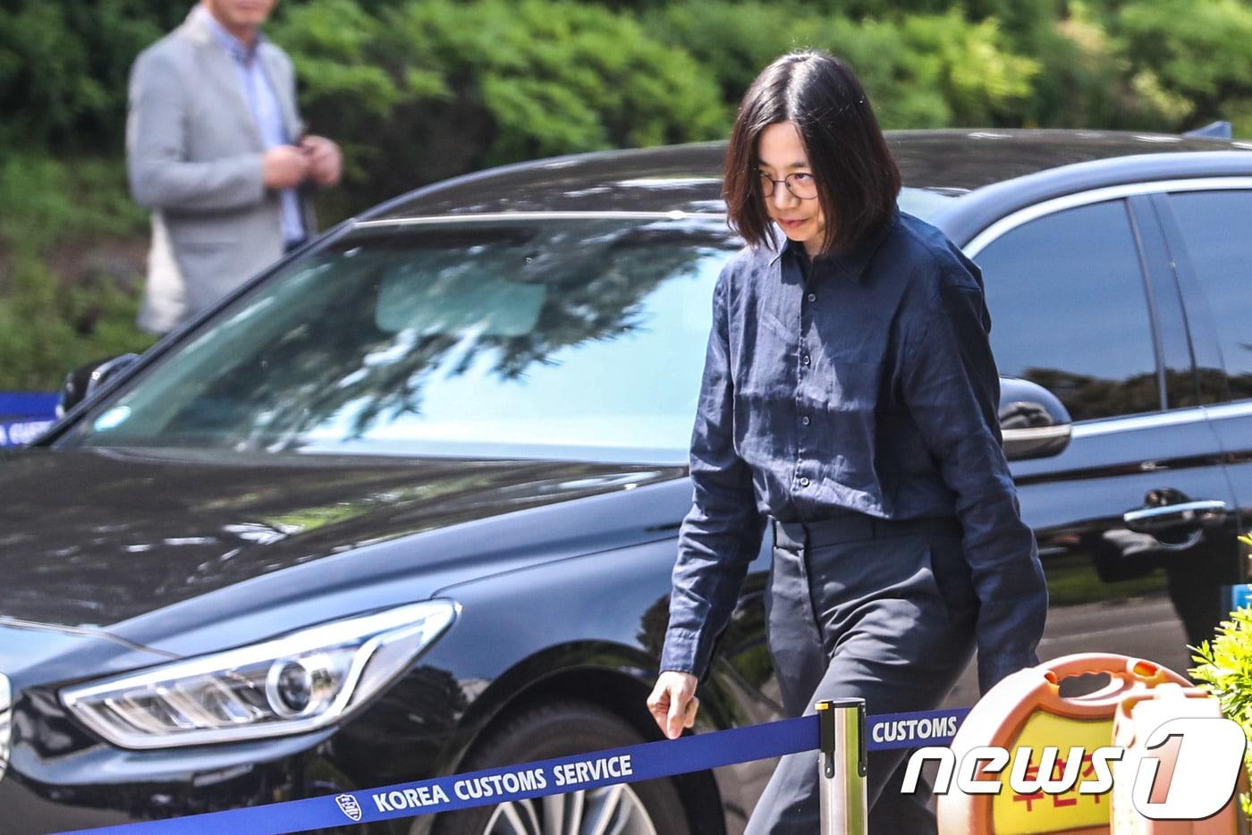 조현아 전 대한항공 부사장이 밀수 및 탈세 혐의를 조사받기 위해 4일 오전 인천 중구 인천본부세관에 출석하고 있다. 2018.6.4/뉴스1 ⓒ News1 성동훈 기자