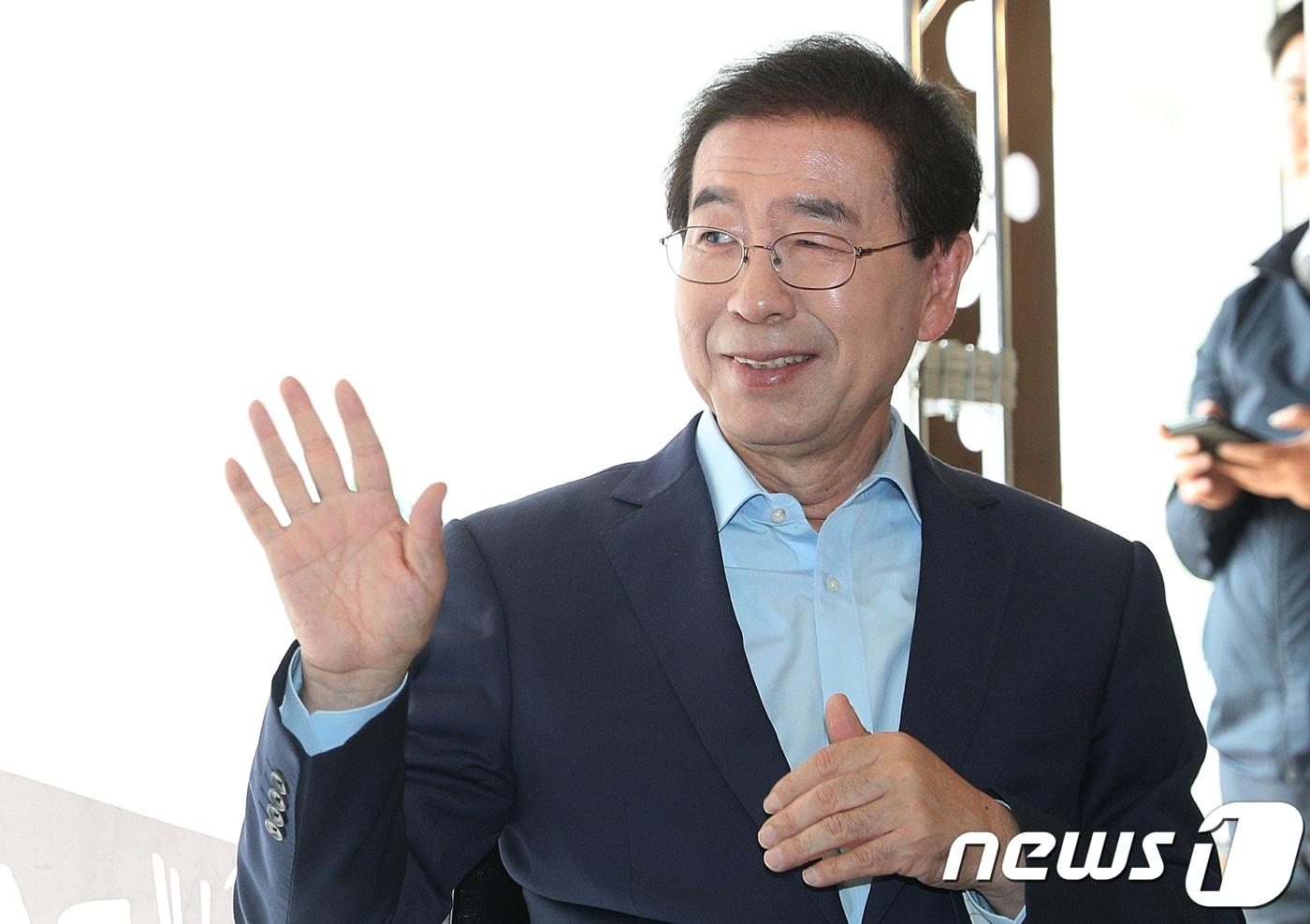본문 이미지 - 박원순 더불어민주당 서울시장 후보가 4일 오전 서울 중구 문화역 서울284에서 열린 청년들과 함께하는 평화 토크콘서트에서 길을 지나가는 시민들에게 인사하고 있다. 2018.6.4/뉴스1 ⓒ News1 신웅수 기자
