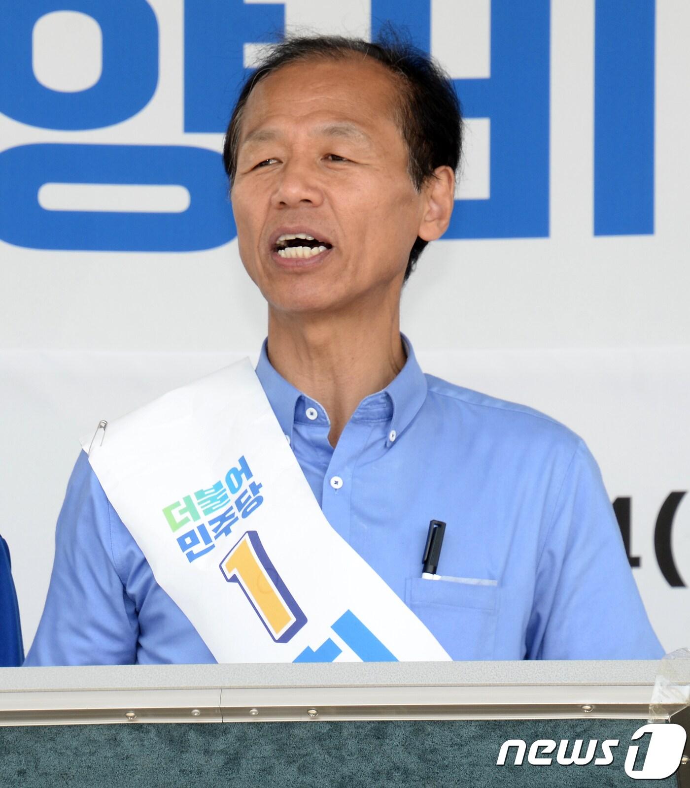본문 이미지 - 더불어민주당 최문순 강원지사 후보와 이종율 양양군수 후보가 4일 오전 양양군청 앞에서 공약발표 기자회견을 하고 있다. 2018.6.4/뉴스1 ⓒ News1 최석환 기자
