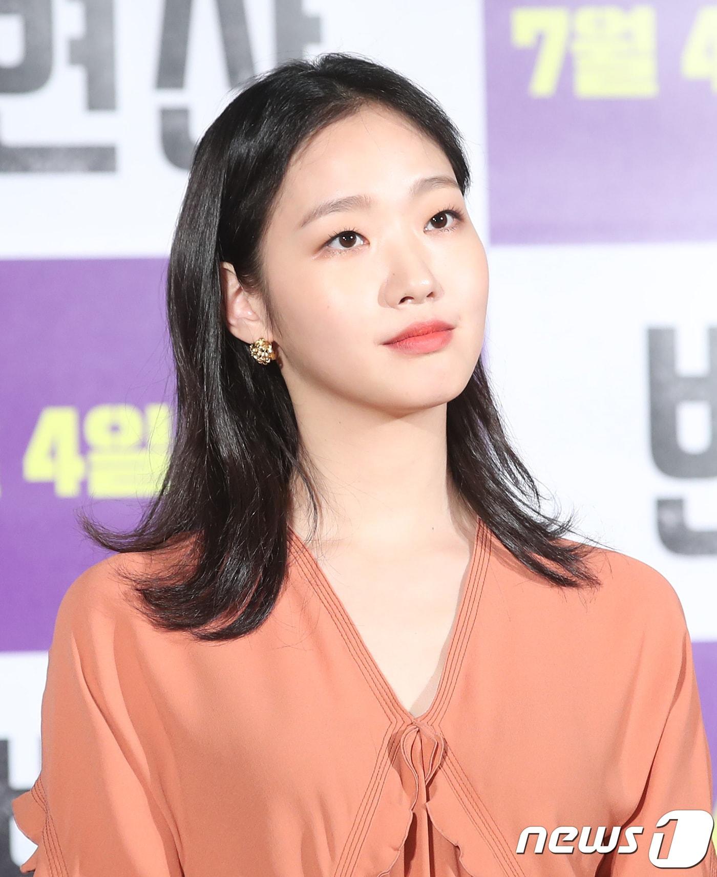 본문 이미지 - 배우 김고은이 4일 오전 서울 동대문 메가박스에서 열린 영화 '변산'(감독 이준익) 제작보고회에 참석해 매력을 발산하고 있다. '변산'은 꼬일대로 꼬인 순간, 짝사랑 선미(김고은 분)의 꼼수로 흑역사 가득한 고향 변산에 강제 소환된 빡센 청춘 학수(박정민 분)의 인생 최대 위기를 그린 유쾌한 드라마다. 2018.6.4/뉴스1 ⓒ News1 권현진 기자