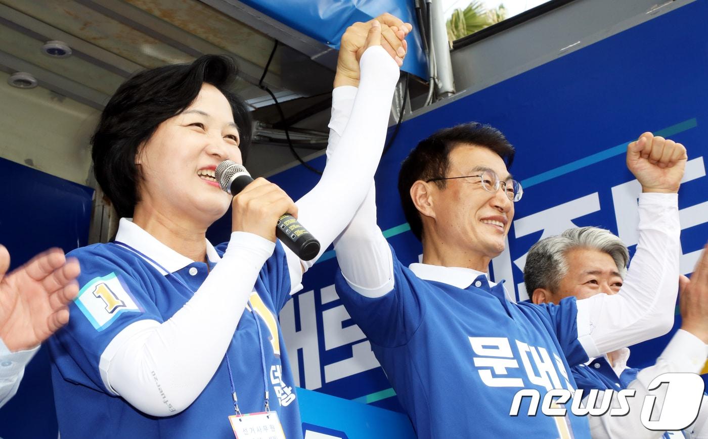 본문 이미지 - 추미애 더불어민주당 대표와 문대림 민주당 제주도지사 후보 ⓒ News1 오미란 기자