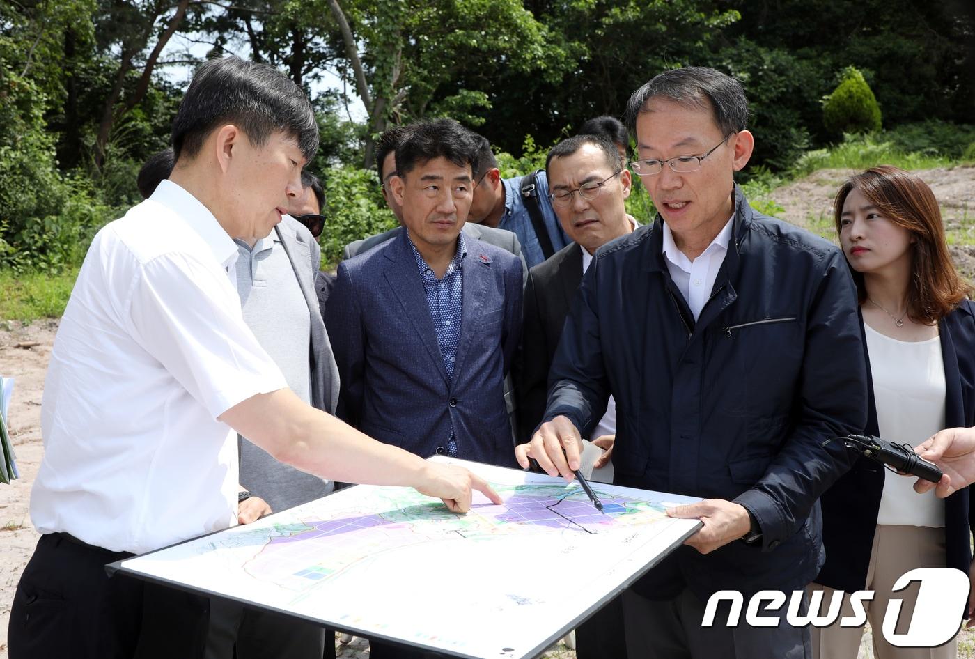 본문 이미지 - 현대차 관계자들이 지난 6월4일 오전 전남 함평군 월야면 외치리 빛그린국가산업단지 1-1공구 현장에서 자동차 공장 부지를 실사하고 있다.2018.6.4/뉴스1 ⓒ News1