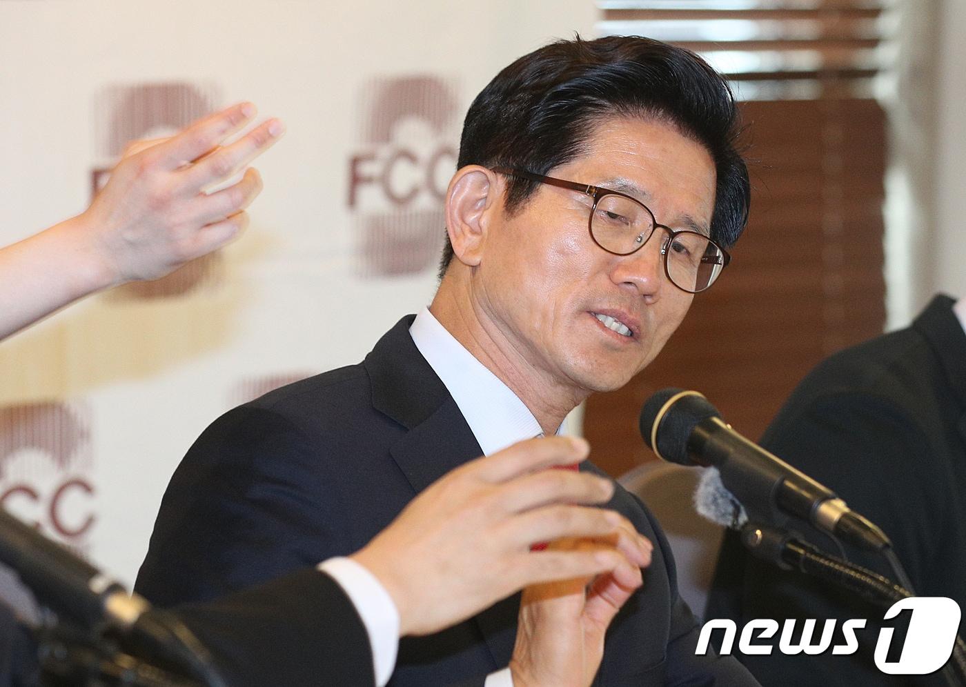 김문수 자유한국당 서울시장 후보가 4일 오후 서울 중구 프레스센터에서 열린 외신기자회견에서 마이크를 만지고 있다. 2018.6.4/뉴스1 ⓒ News1 신웅수 기자