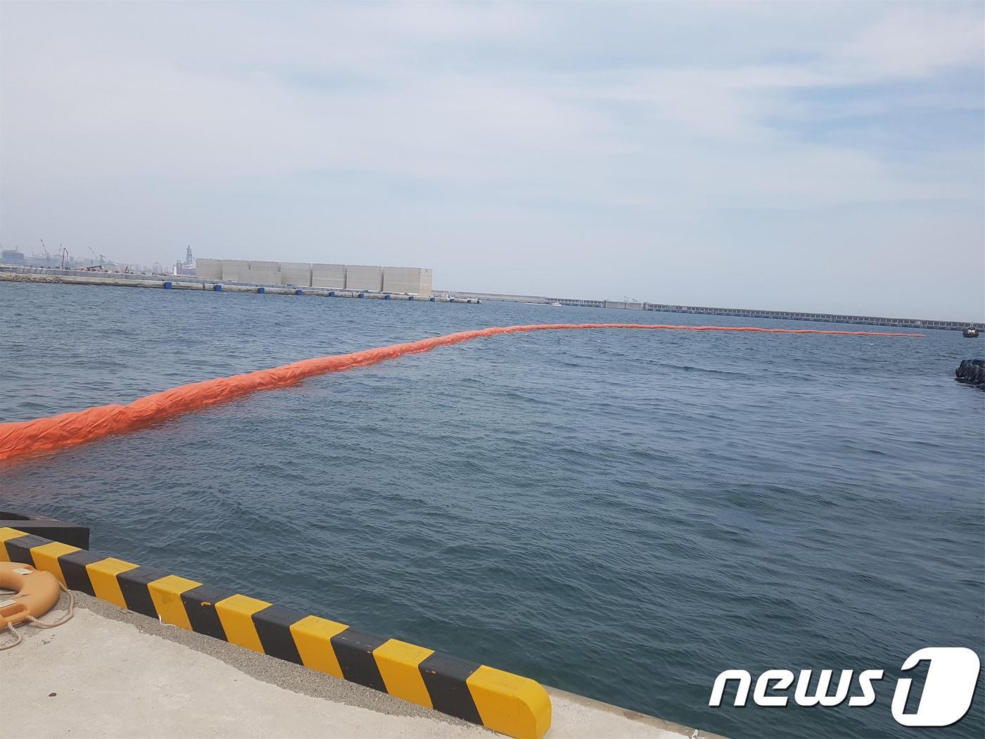 본문 이미지 - 울산항만공사(UPA)는 대규모 선박사고시 기름유출로 인한 울산항 오염을 예방하기 위해 설치한 자동팽창식 오일펜스(C형).ⓒ News1