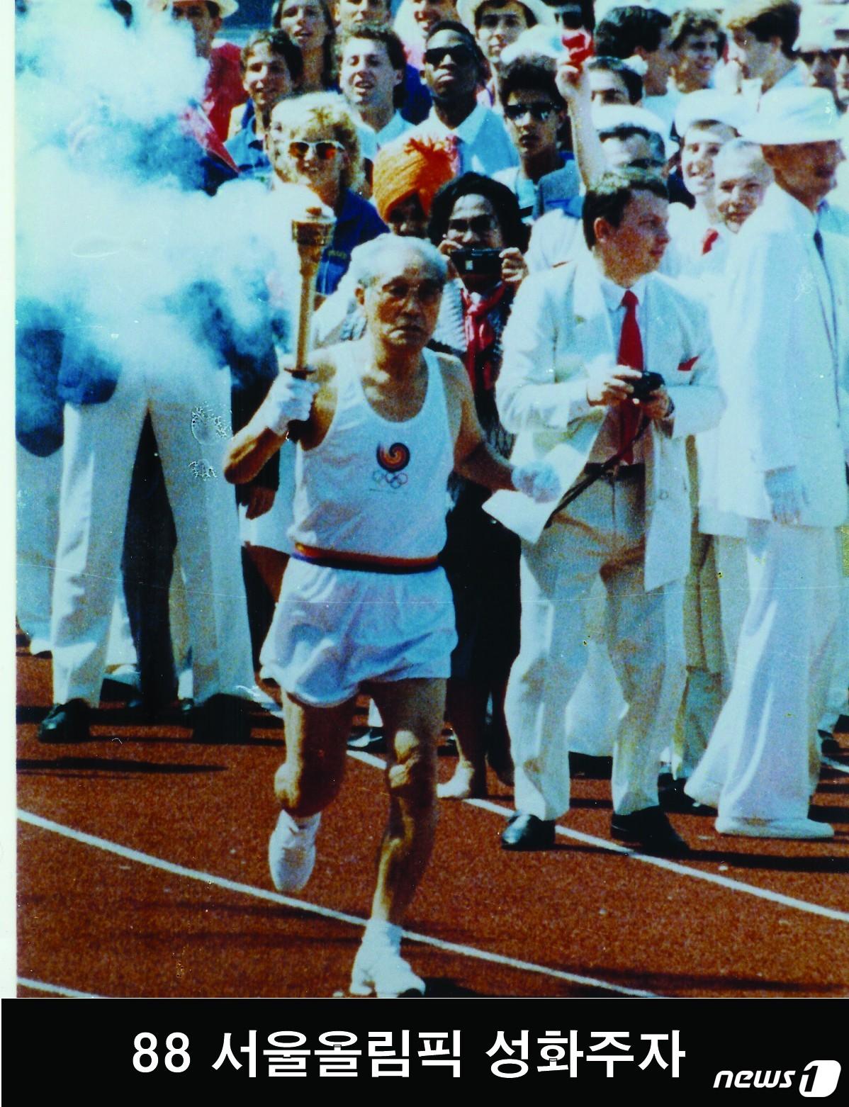 본문 이미지 - 1988 서울올림픽 당시 성화봉송 하는 손기정 선수(국민체육진흥공단 제공). ⓒ News1