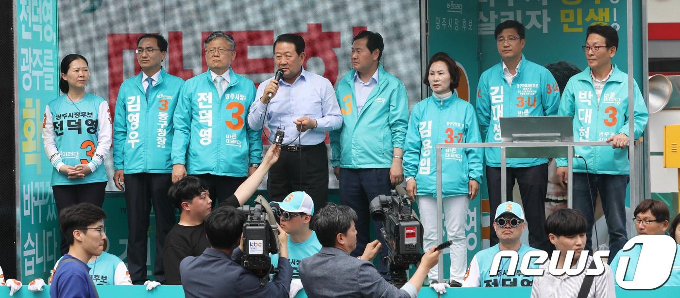본문 이미지 - 박주선 바른미래당 공동대표가 광주지역 후보들과 함께 4일 오후 광주 동구 남광주시장 앞에서 지지를 호소하고 있다. 2018.6.4/뉴스1 ⓒ News1 남성진 기자