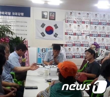 본문 이미지 - 김해을 국회의원 보궐선거에 출마한 대한애국당 김재국 후보(사진 가운데)ⓒ News1