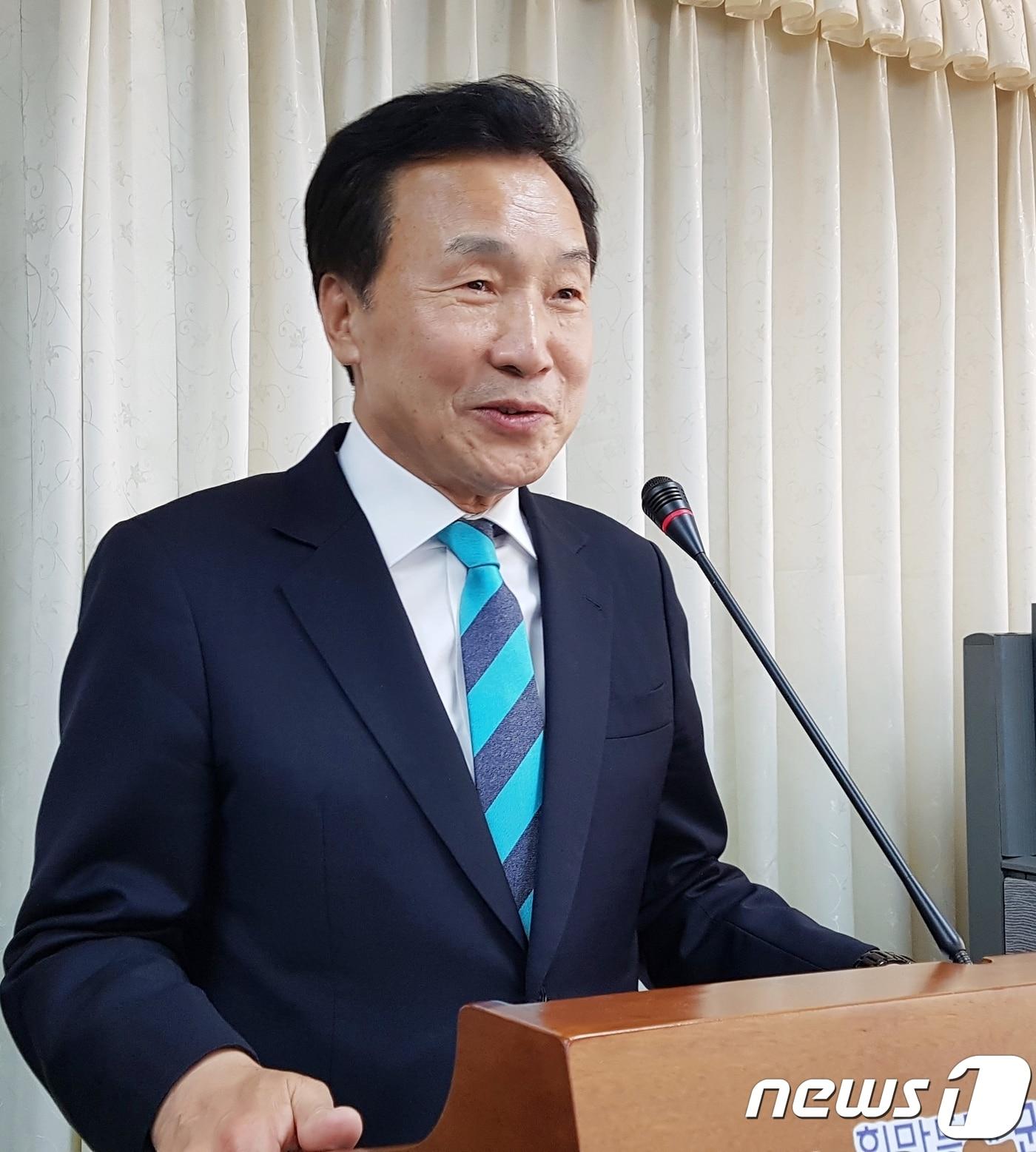 본문 이미지 - 손학규 바른미래당 선거대책위원장이 군산시청 브리핑룸에서 기자회견을 갖고 있다.ⓒ News1