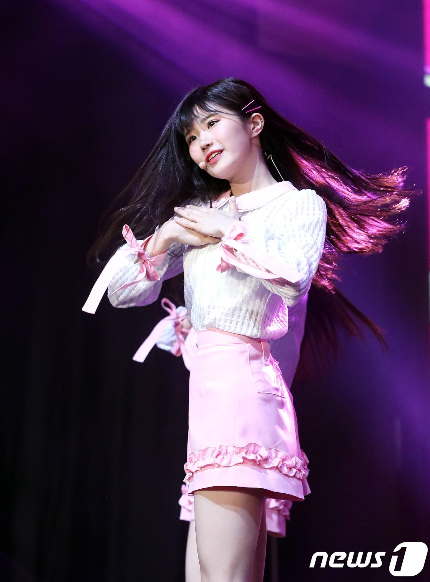 본문 이미지 - 프로미스나인(fromis_9) 송하영이 5일 오후 서울 명동 메사홀에서 열린 두번째 미니 앨범 'To, Day' 발매 기념 쇼케이스에 참석해 신곡을 선보이고 있다. 'To, Day'는 달콤청량 새싹돌 프로미스나인(노지선, 송하영, 이새룜, 이채영, 이나경, 박지원, 이서연, 배지헌)이 누구나 한 번쯤 겪어봤을 설렘이라는 감정에 대한 이야기를 솔직하게 표현한 앨범이다. 2018.6.5./뉴스1 ⓒ News1 권현진 기자