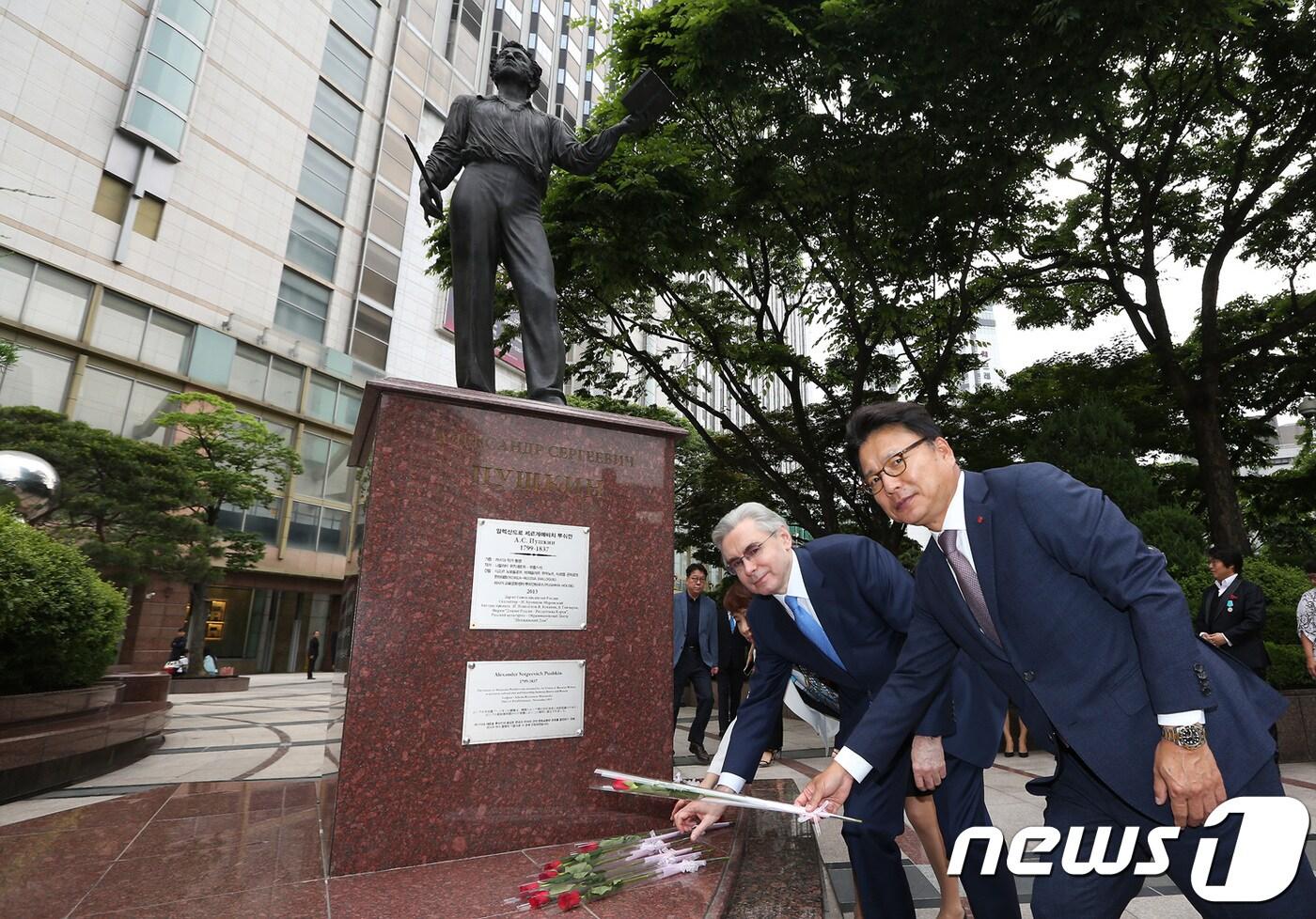 본문 이미지 - 지난 4일 롯데호텔서울에서 열린 '알렉산드르 뿌쉬낀 기념 시 낭송회'에서 롯데호텔 김정환 대표이사(오른쪽)와 알렉산드르 티모닌 주한러시아대사가 푸쉬낀 동상에 기념 헌화를 하고 있다.ⓒ News1