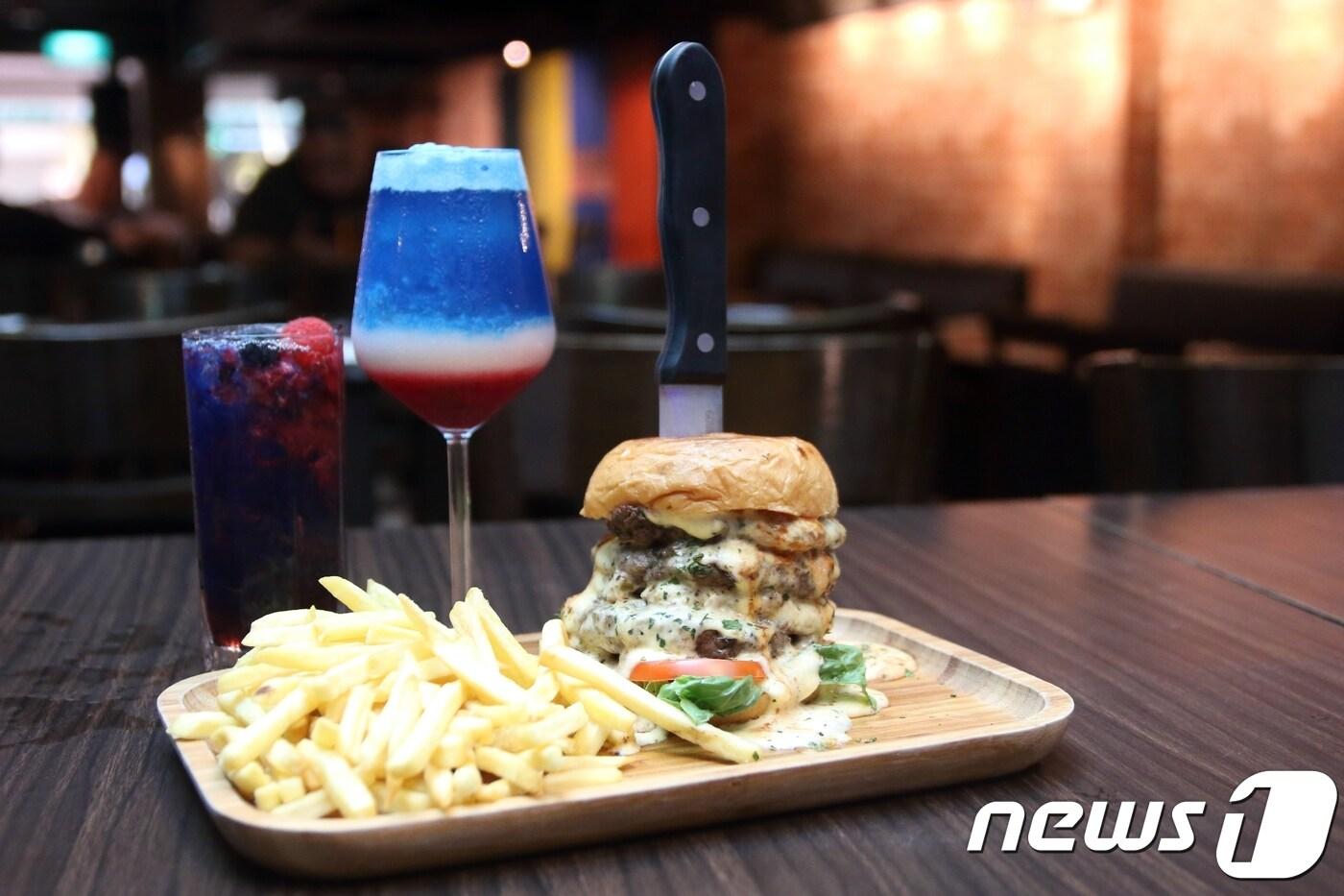 본문 이미지 - 6·12 북미정상회담을 기념해 싱가포르의 술집 '에스코바'에서 'Kim'(김정은 북한 국무위원장)과 'Trump'(도널드 트럼프 미국 대통령) 2종류의 칵테일을 선보였다. 에스코바는 6일 두 정상간 햄버거 협상도 기대한다며 특별 메뉴도 소개했다. 2018.6.6/뉴스1 ⓒ News1 성도현 기자