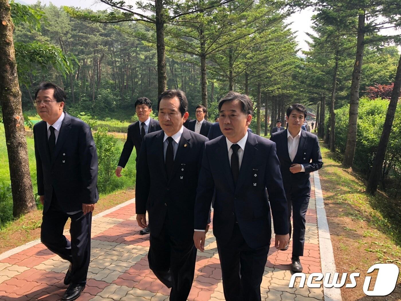 본문 이미지 - 정세균 전 국회의장(사진 가운데)이 6일 제천시 모산동 충혼탑에서 이후삼 국회의원 후보(사진 오른쪽)와 이상천 제천시장 후보(사진 왼쪽)와 함께 추념식에 참석했다.ⓒ News1