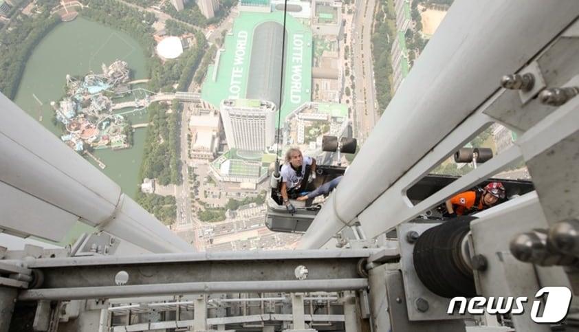 본문 이미지 - 서울 송파경찰서는 서울 잠실 롯데월드타워 외벽을 무단등벽해 업무를 방해한 혐의로 프랑스의 유명 암벽등반가 알랭 로베르(62)를 입건했다고 6일 밝혔다. (롯데물산 제공) ⓒ News1