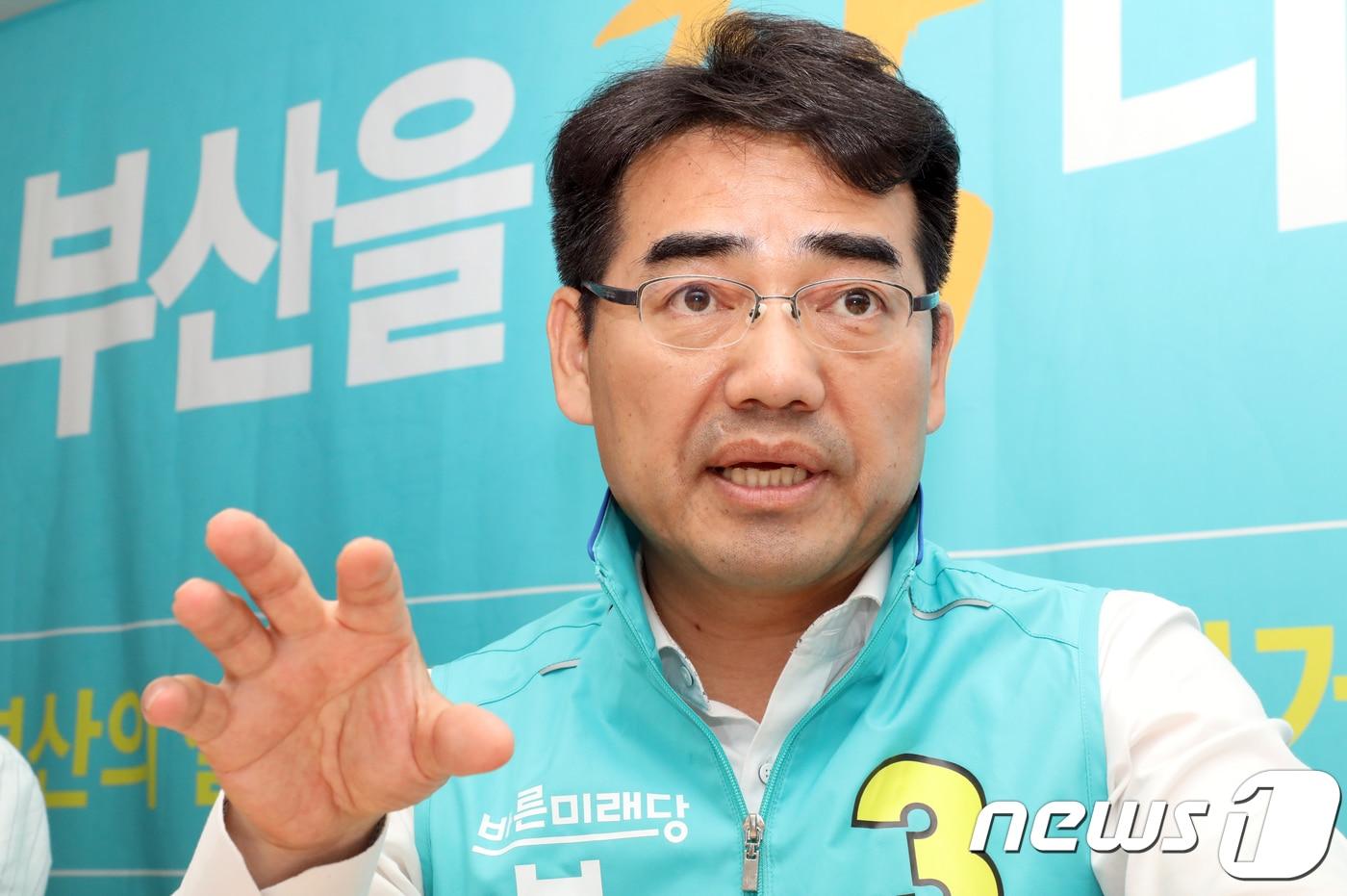 본문 이미지 - 이성권 바른미래당 부산시장 후보가 6일 오후 부산 동구 이성권 선거사무소에서 취재진과 인터뷰를 하고 있다. 2018.6.6/뉴스1 ⓒ News1 여주연 기자