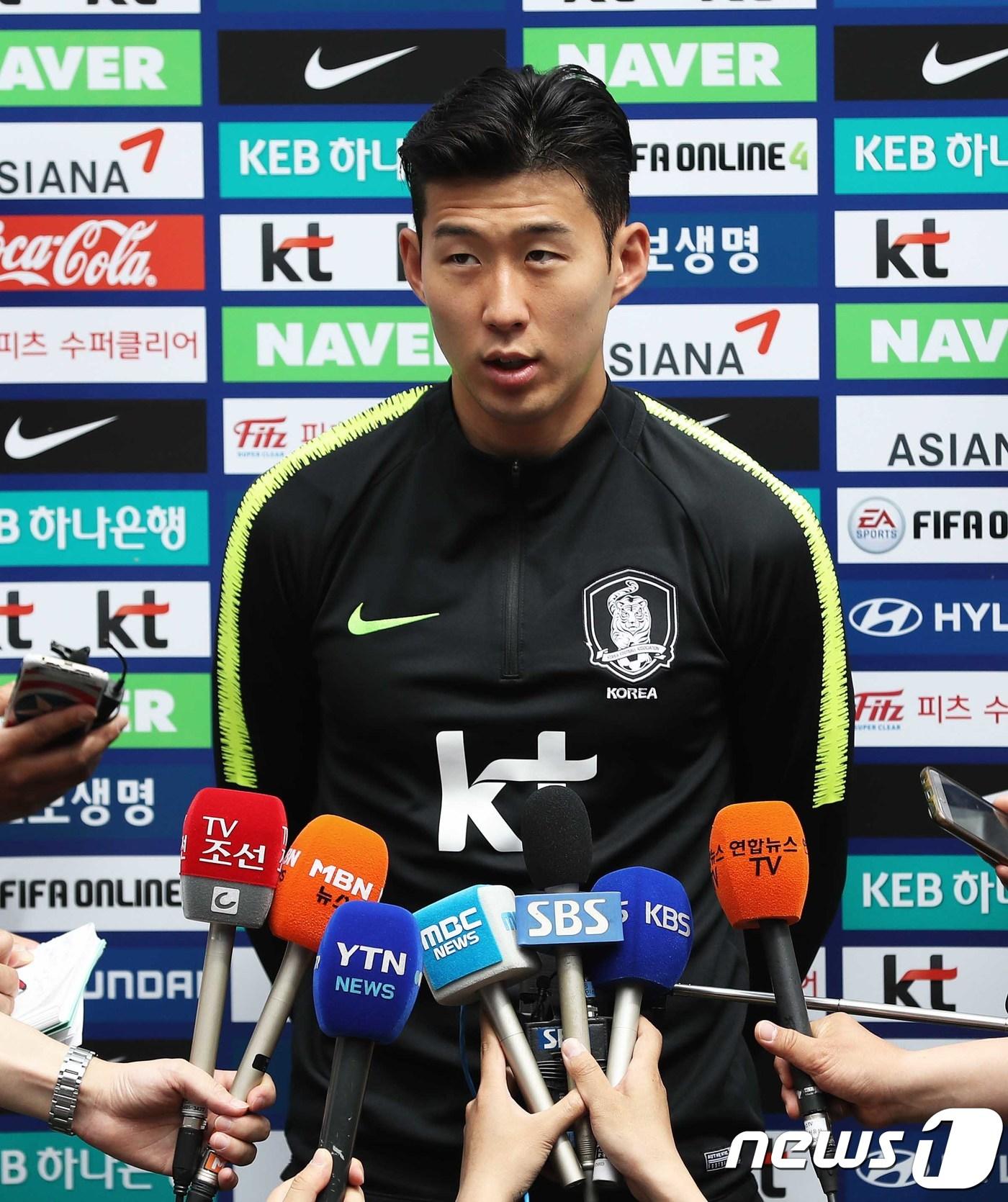 본문 이미지 - 2018 러시아월드컵에 출전하는 축구대표팀 손흥민이 6일 오후(현지시간) 사전 캠프지인 오스트리아 잘츠부르크 근교 레오강(Leogang) 스타인베르그 스타디움에서 열린 훈련에 앞서 취재진과 인터뷰를 하고 있다. 2018.6.6/뉴스1 ⓒ News1 오대일 기자