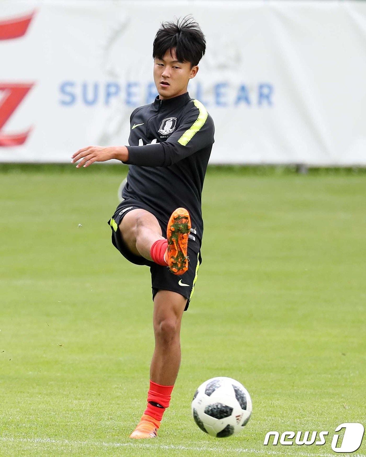 본문 이미지 - 2018 러시아월드컵에 출전하는 축구대표팀 이승우가 6일 오후(현지시간) 사전 캠프지인 오스트리아 잘츠부르크 근교 레오강(Leogang) 스타인베르그 스타디움에서 열린 훈련에서 가볍게 몸을 풀고 있다. 신태용 감독이 이끄는 축구대표팀은 오는 7일 인스부르크 티볼리 스타디움에서 볼리비아(피파랭킹 57위)와 사전캠프 첫 평가전을 치른다. 2018.6.6/뉴스1 ⓒ News1 오대일 기자