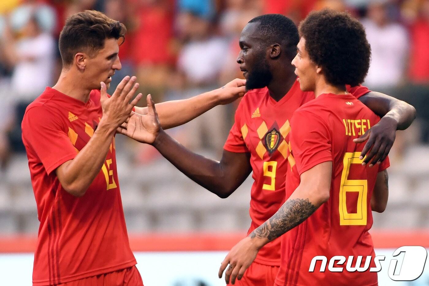 본문 이미지 - 벨기에 대표팀 공격수 로멜루 루카쿠(가운데)가 7일(한국시간) 벨기에 브뤼셀의 보두앵 국왕 경기장에서 열린 이집트와의 평가전에서 득점 후 동료들에게 축하를 받고 있다. ⓒ AFP=News1