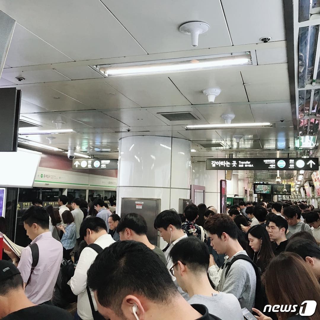 본문 이미지 - 7일 오전 서울 지하철 2호선 홍대입구역. 이날 오전 8시20분쯤 지하철 2호선 합정역 터널에서 '연기 신고'가 접수돼 시민들이 출근길 정체를 겪고 있다(인스타그램 갈무리)ⓒ News1