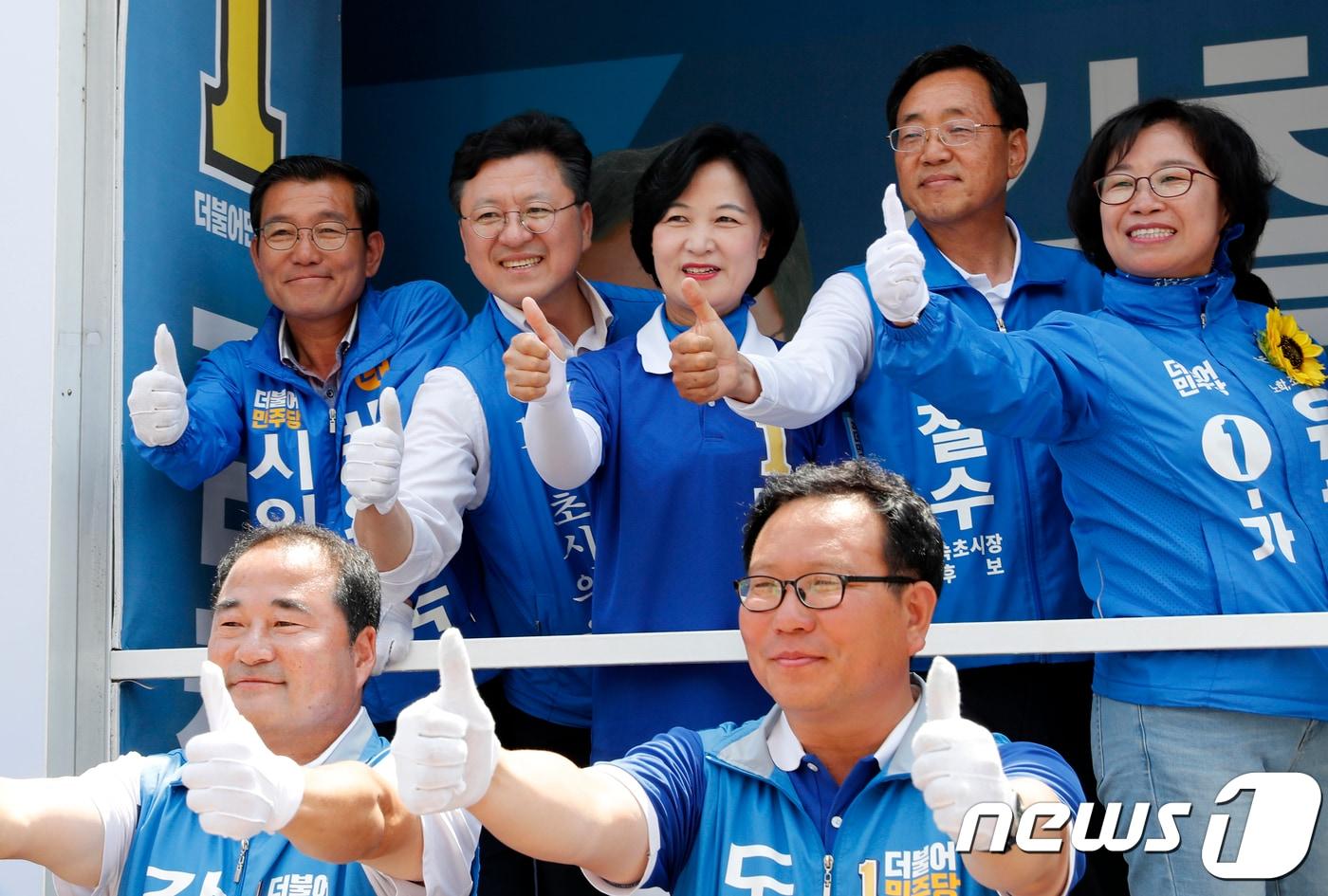 본문 이미지 - 추미애 더불어민주당 대표가 7일 강원도 속초시 중앙시장 입구에서 김철수 속초시장 후보 지지를 호소하고 있다. 2018.6.7/뉴스1 ⓒ News1 안은나 기자