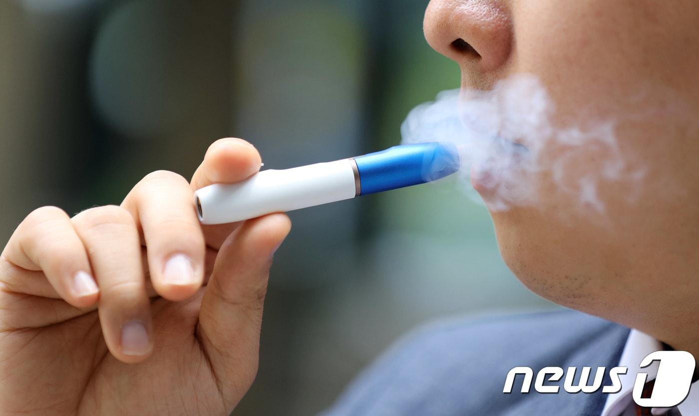서울 시내 거리에서 한 시민이 궐련형 전자담배를 피우고 있다. /뉴스1 ⓒ News1 이재명 기자