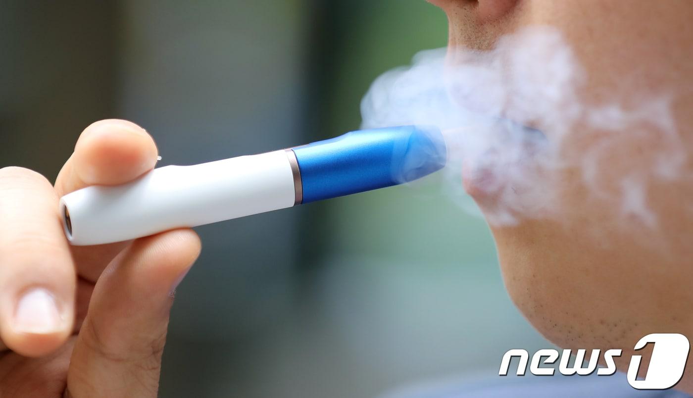 서울 시내의 한 거리에서 시민들이 궐련형 전자담배를 피우고 있다. /뉴스1 ⓒ News1 이재명 기자