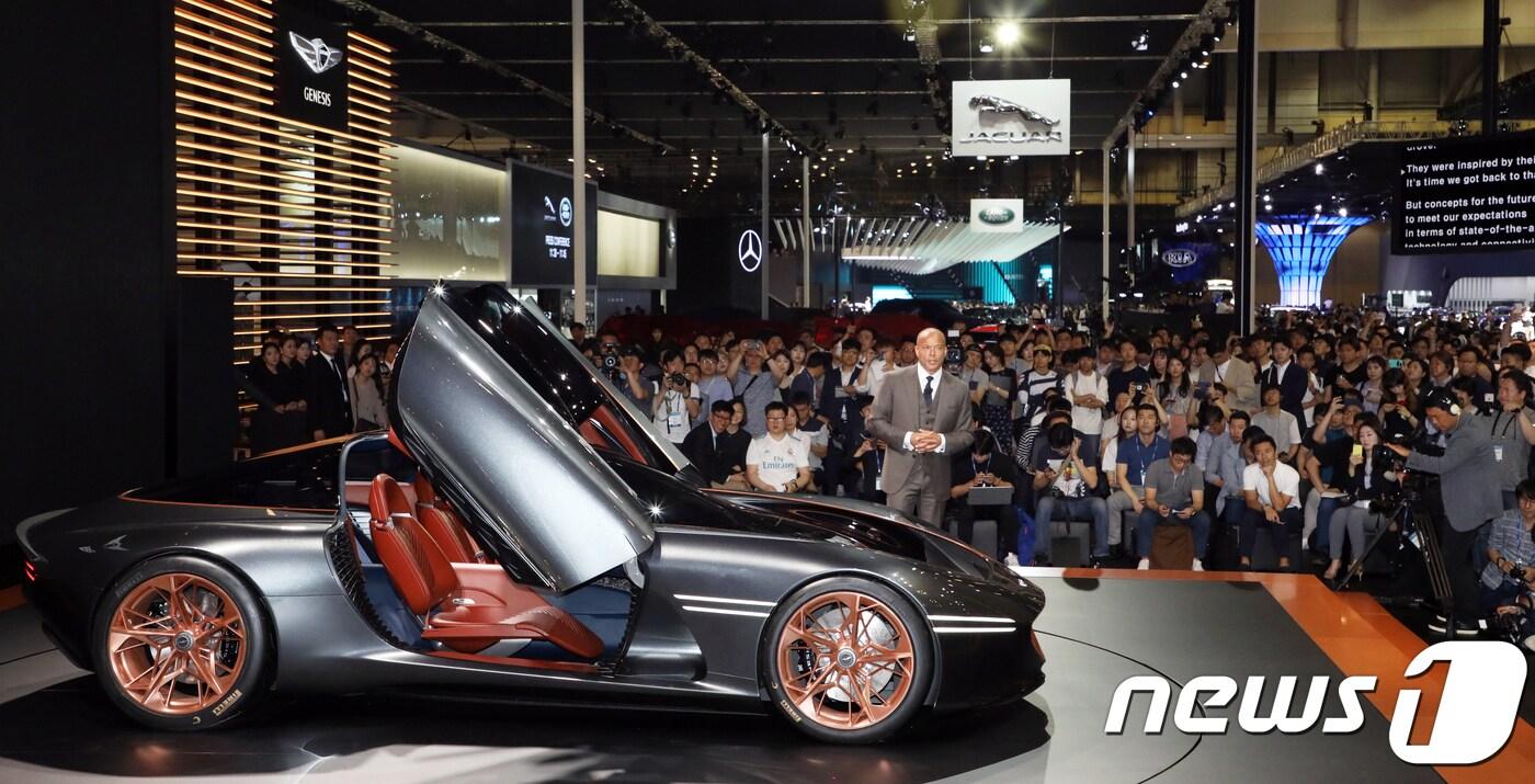 7일 오전 부산 해운대구 벡스코에서 열린 '2018 부산국제모터쇼' 프레스데이 행사에 참석한 취재진들이 제네시스 브랜드가 공개한 전기차 콘셉트카  에센시아 콘셉트(Essentia Concept)를 살펴보고 있다. 부산 모터쇼는 이날 열린 프레스데이 행사를 시작으로 오는 8일 개막해 17일 까지 열흘간 열린다. 2018.6.7/뉴스1 ⓒ News1 여주연 기자
