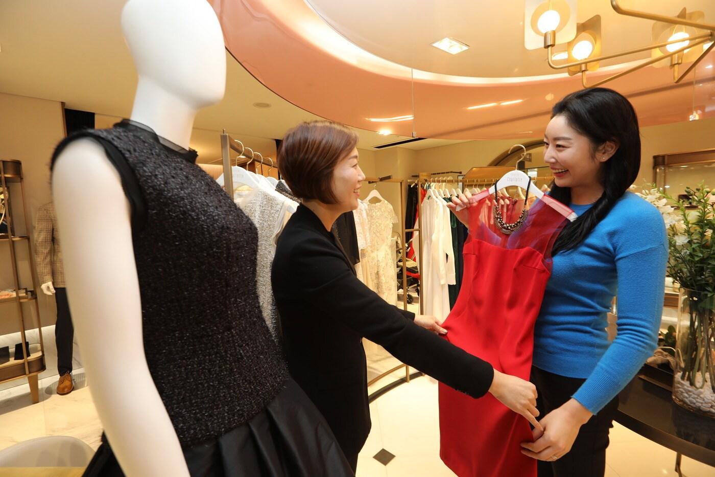 본문 이미지 - 롯데백화점 본점 샬롱드샬롯 매장에서 직원이 고객에게 상품 안내하는 모습. ⓒ News1
