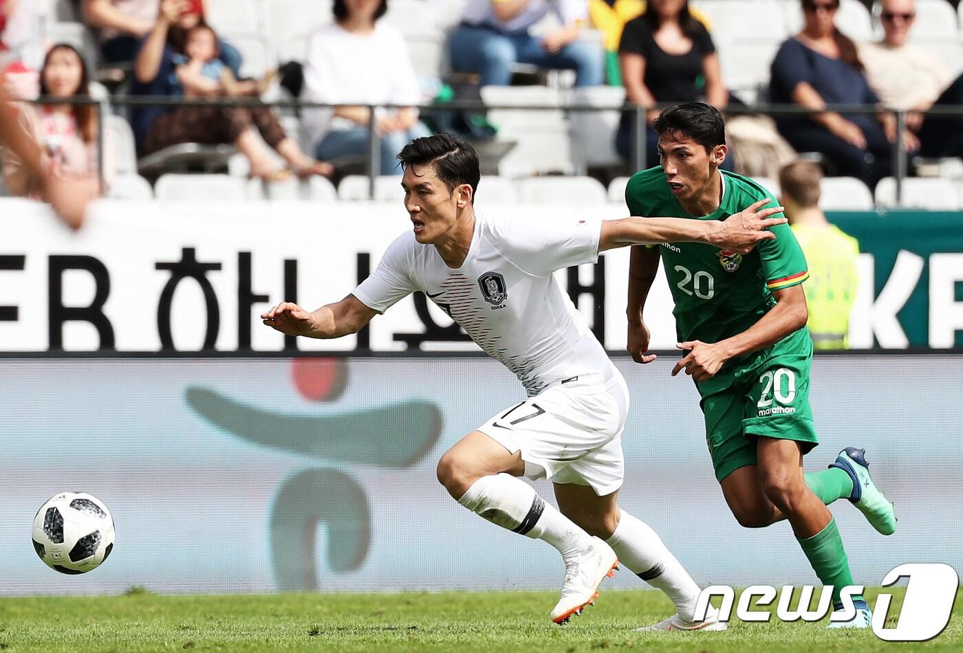 2018 러시아월드컵 축구대표팀 이용이 7일 오후(현지시간) 오스트리아 인스부르크 티볼리 스타디움에서 열린 볼리비아와의 평가전에서 측면 돌파를 하고 있다. 볼리비아전은 신태용호가 러시아 월드컵 본선을 앞두고 마지막으로 벌이는 공개 A매치다. 2018.6.7/뉴스1 ⓒ News1 오대일 기자