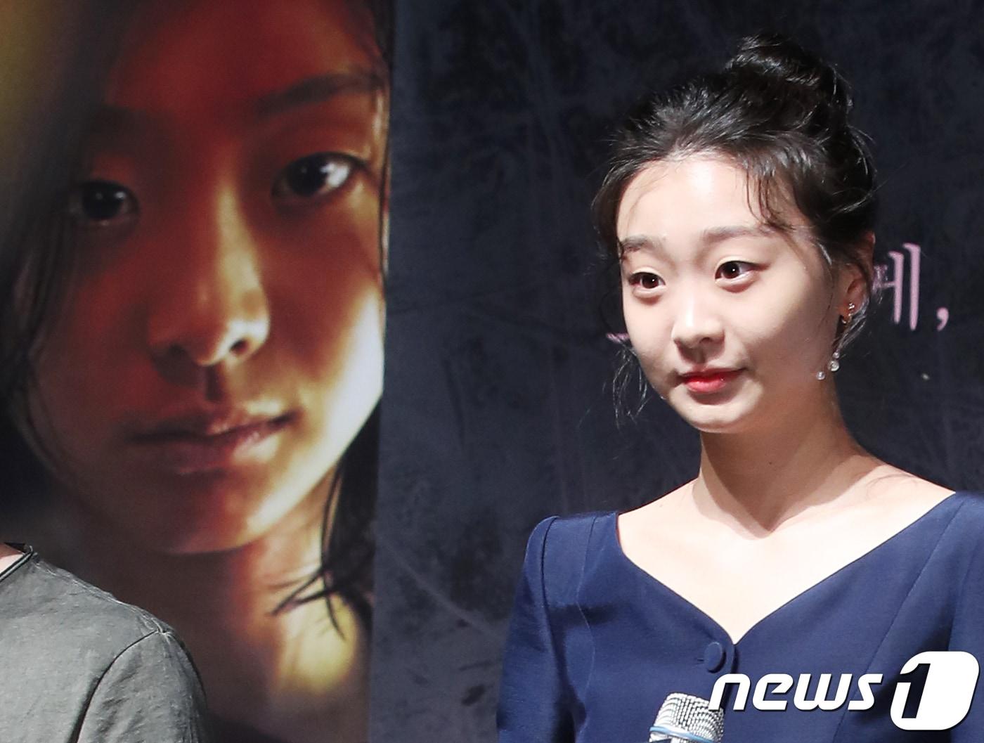 본문 이미지 - 배우 김다미가 8일 오전 서울 압구정cgv에서 열린 영화 '마녀'(감독 박훈정) 제작보고회에 참석해 매력을 발산하고 있다. ‘마녀’는 시설에서 많은 이들이 죽은 의문의 사고, 그날 밤 홀로 탈출한 후 모든 기억을 잃고 사라온 고등학생 자윤(김다미 분) 앞에 의문의 인물이 나타나면서 시작되는 이야기를 그린 작품이다. 2018.6.8./뉴스1 ⓒ News1 권현진 기자