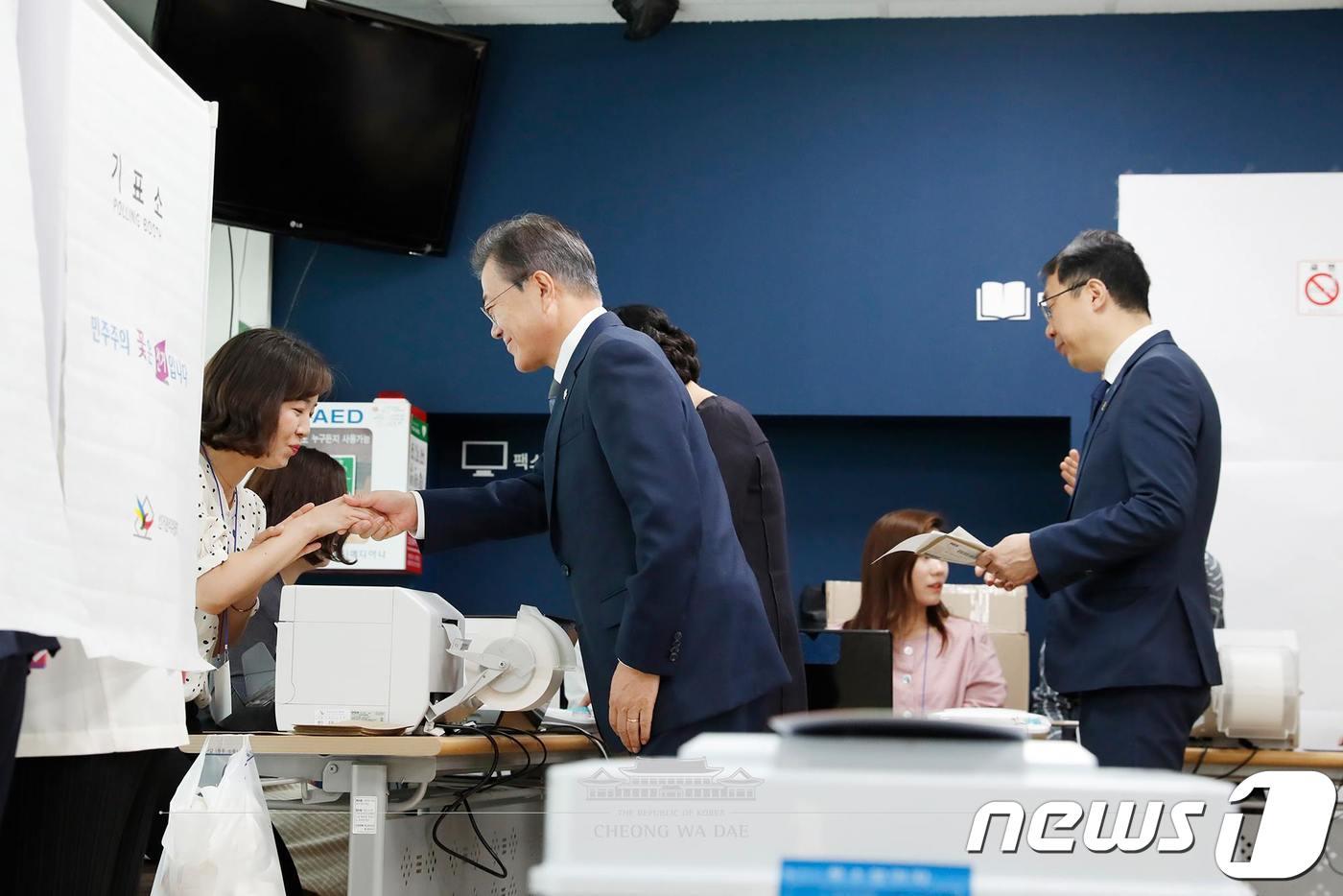 본문 이미지 - 문재인 대통령과 김정숙 여사가 8일 오전 서울 종로구 삼청동 주민센터에서 6·13지방선거 사전투표에 앞서 줄을 서 기다리고 있다. (청와대 페이스북) 2018.6.8/뉴스1